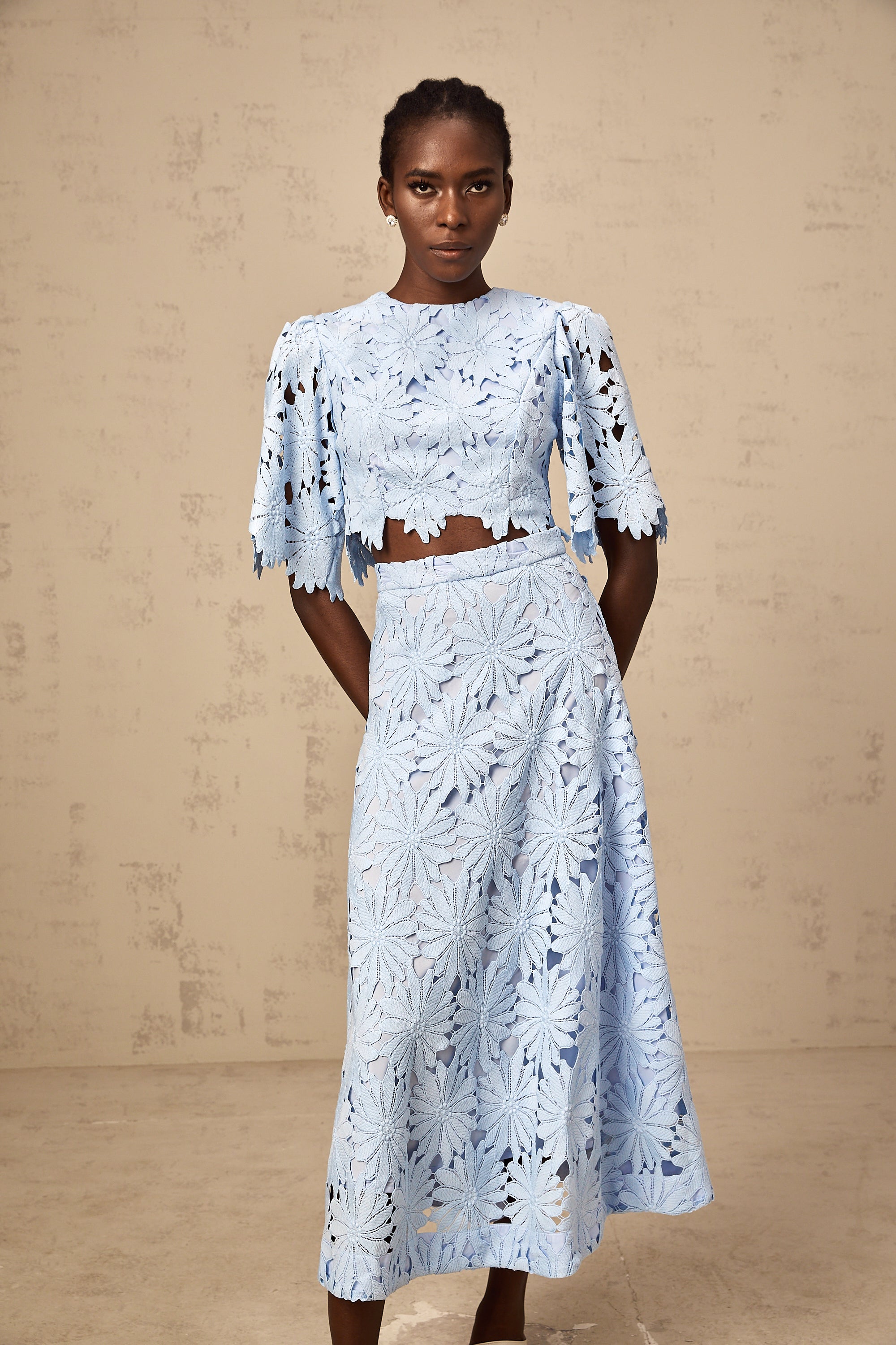 طقم أودري بلو مكون من بلوزة وتنورة متناسقتين من الدانتيل المزخرف