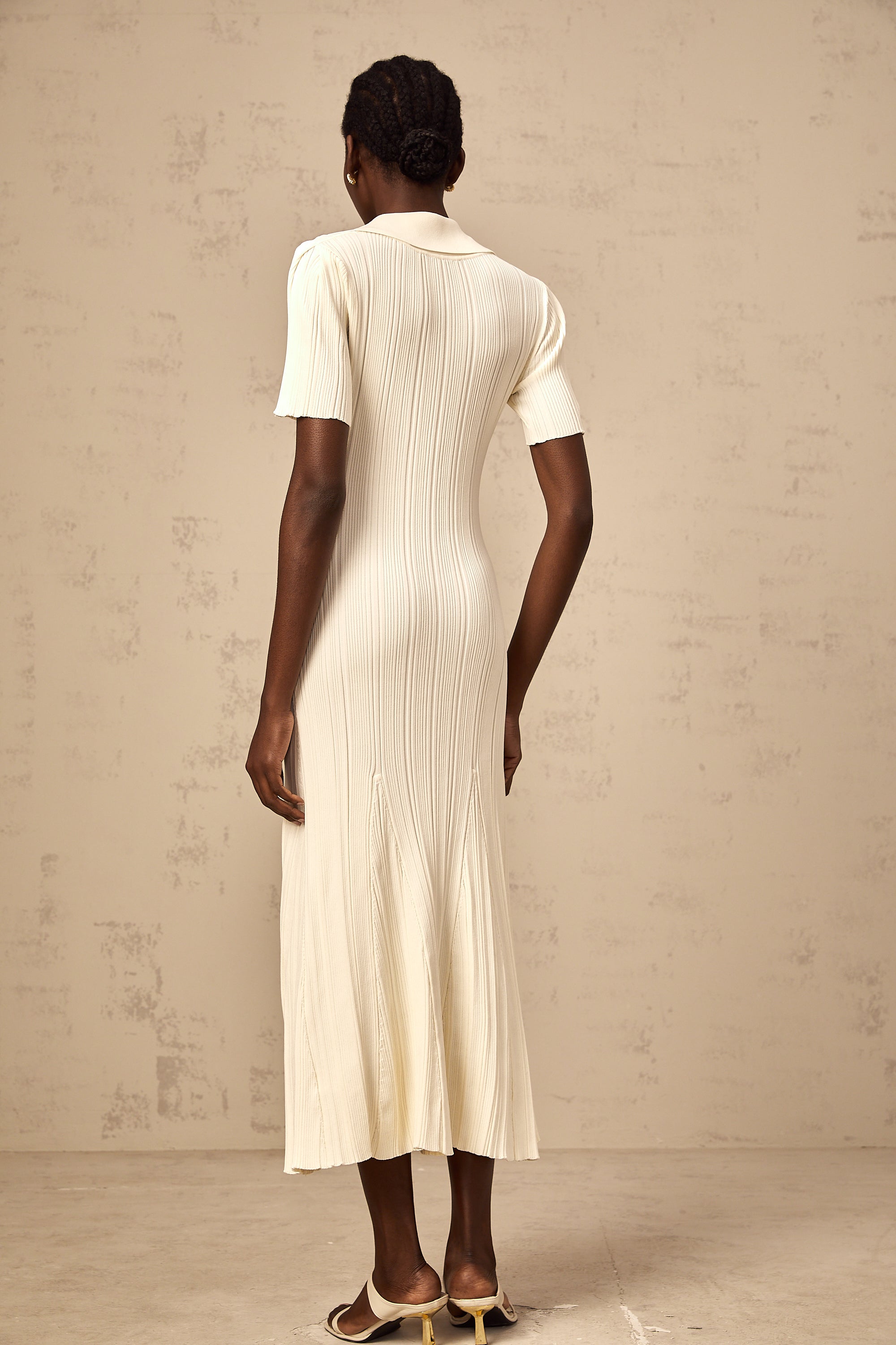 فستان نوريا متوسط الطول مضلع بألوان محايدة