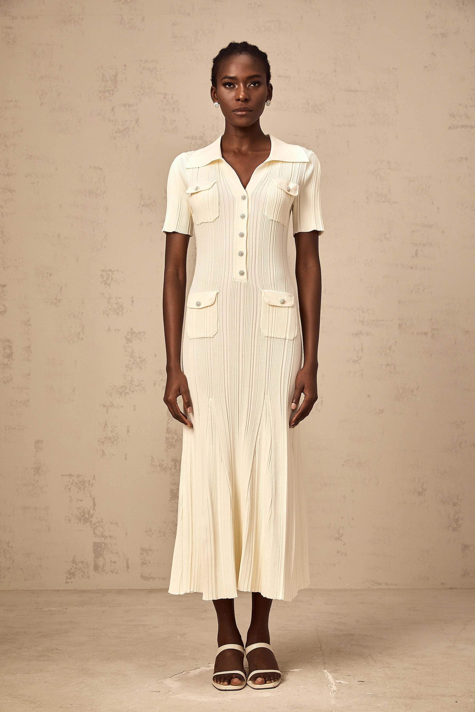 فستان نوريا متوسط الطول مضلع بألوان محايدة