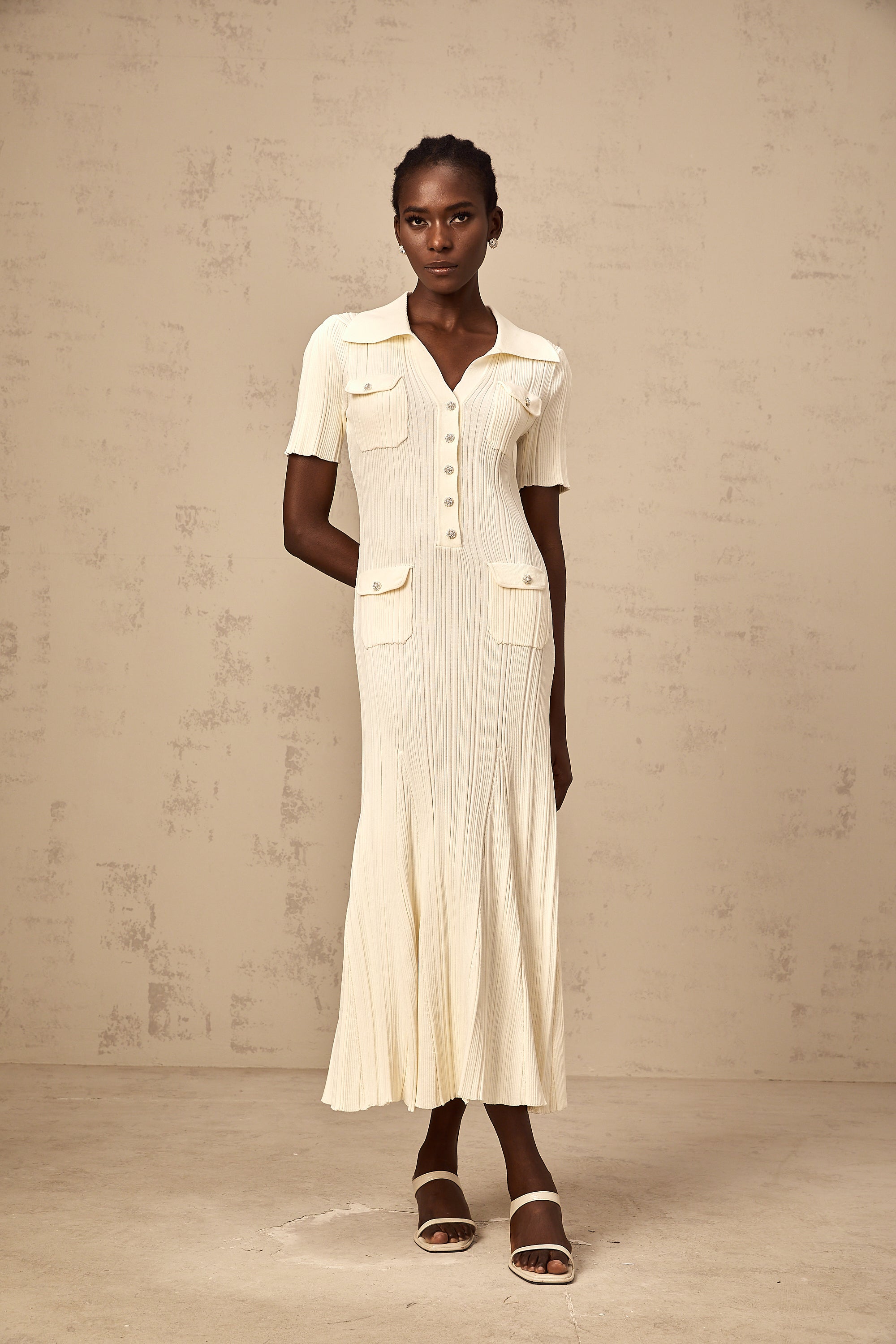 فستان نوريا متوسط الطول مضلع بألوان محايدة