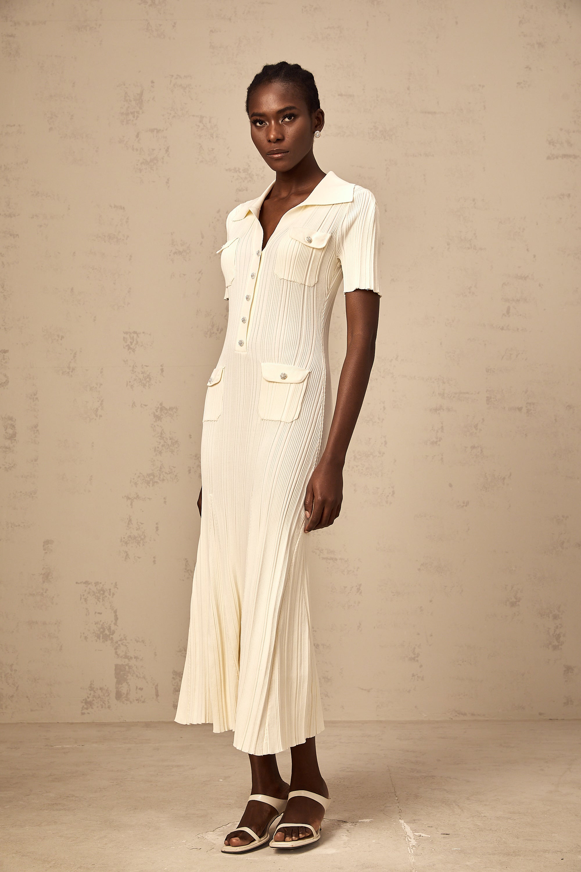 فستان نوريا متوسط الطول مضلع بألوان محايدة