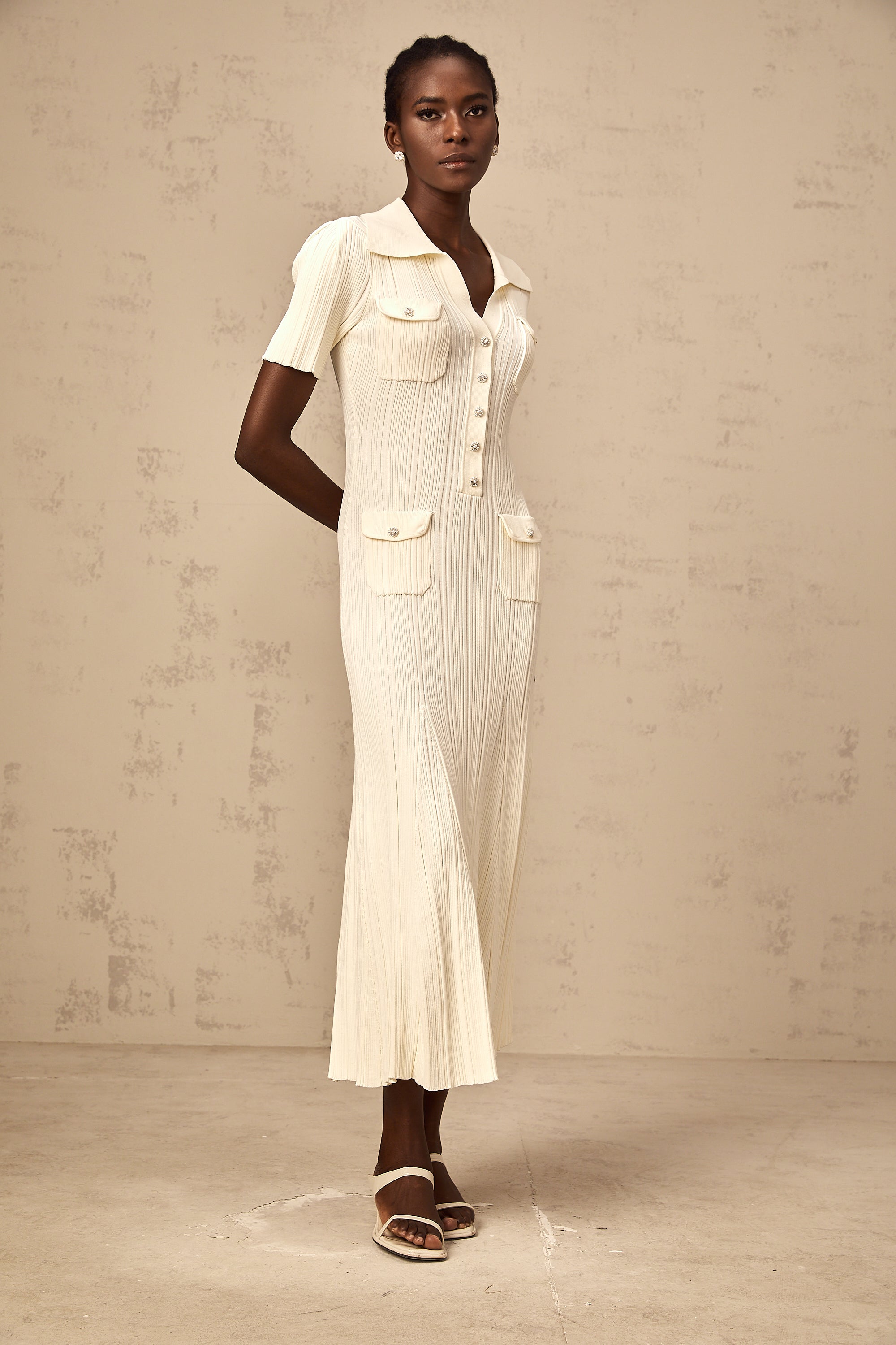 فستان نوريا متوسط الطول مضلع بألوان محايدة