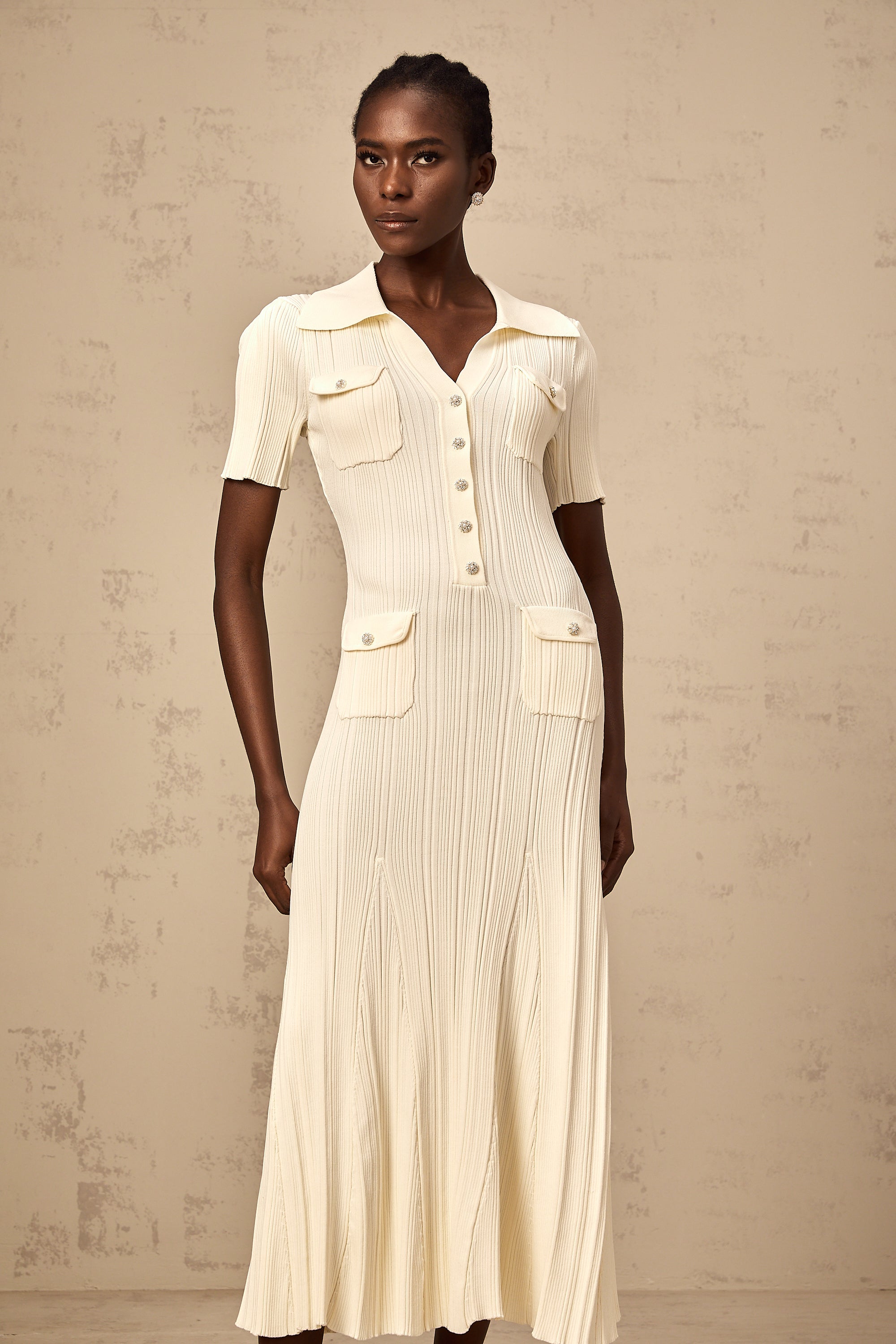 فستان نوريا متوسط الطول مضلع بألوان محايدة