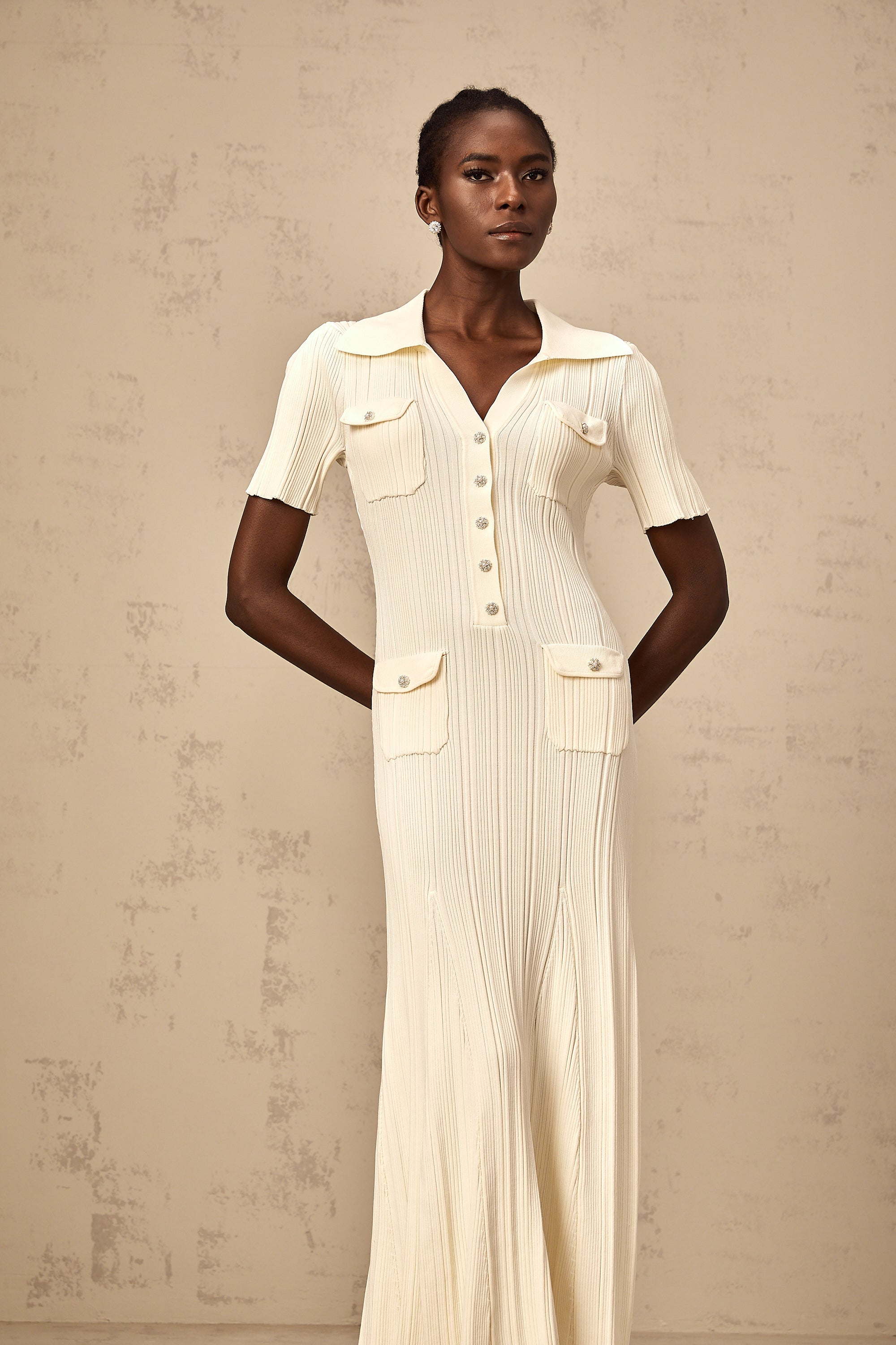 فستان نوريا متوسط الطول مضلع بألوان محايدة