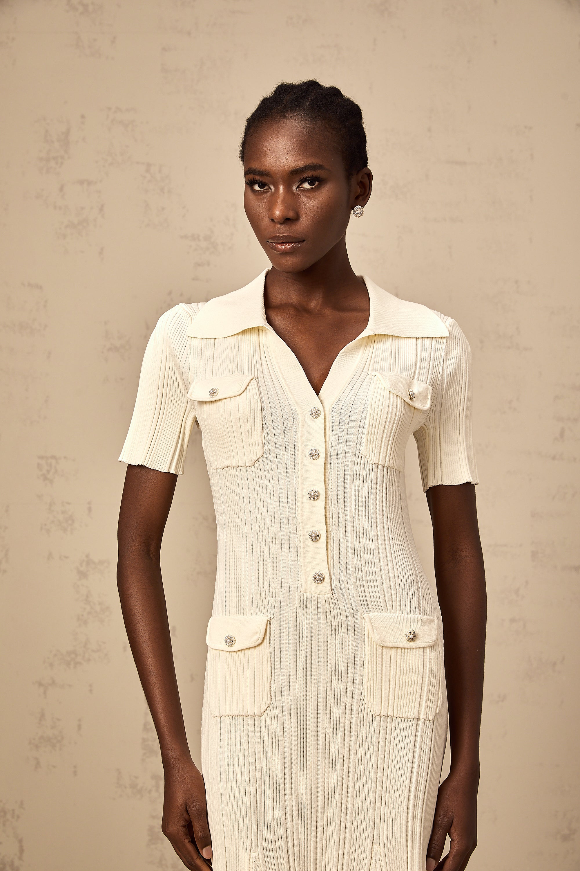 فستان نوريا متوسط الطول مضلع بألوان محايدة