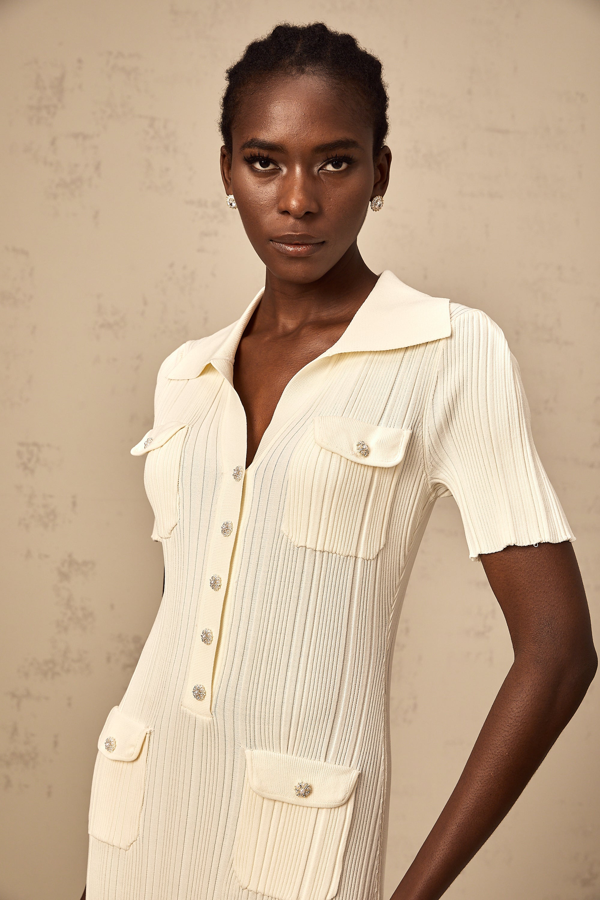 فستان نوريا متوسط الطول مضلع بألوان محايدة