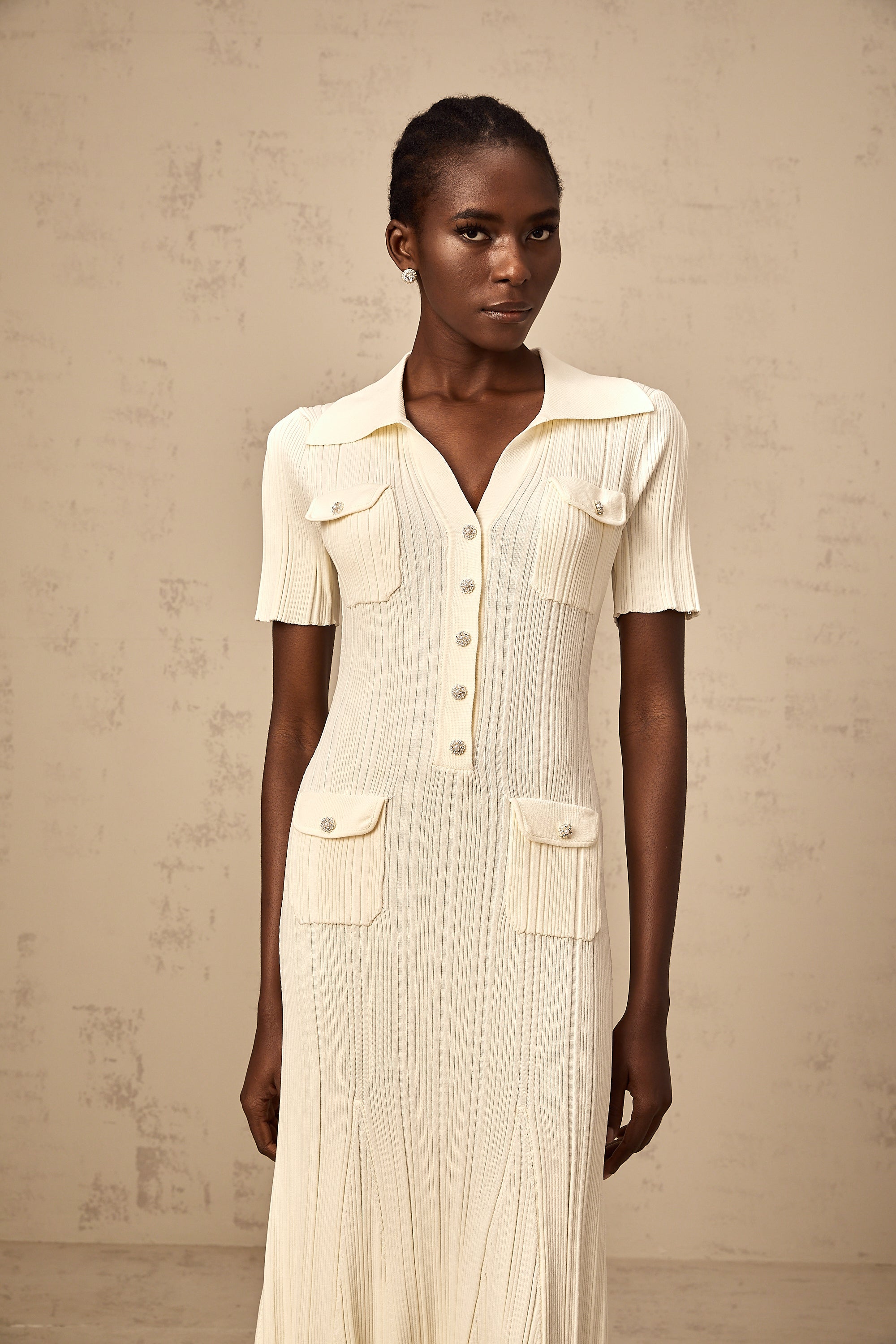 فستان نوريا متوسط الطول مضلع بألوان محايدة