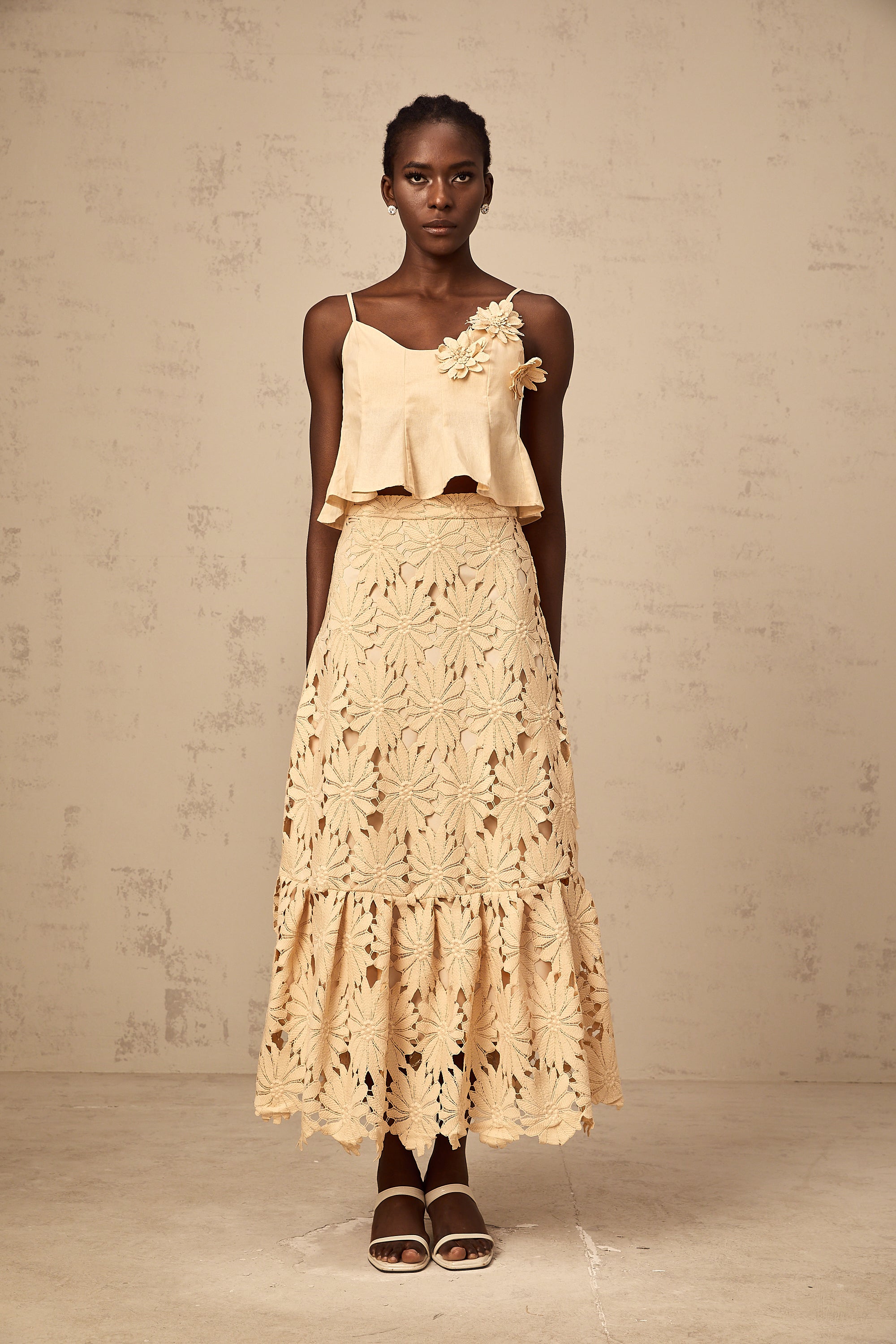 طقم سيلين كاكي مفتوح من الأعلى مع تنورة متناسقة