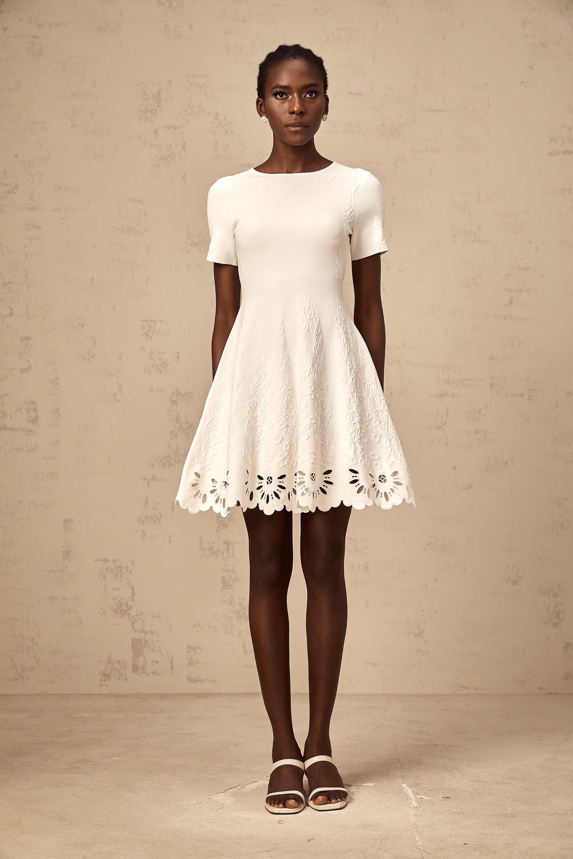 Émilie weißes gestricktes Minikleid mit Cut-outs und Jacquardmuster (Endgültiger Verkauf – nur in den USA)