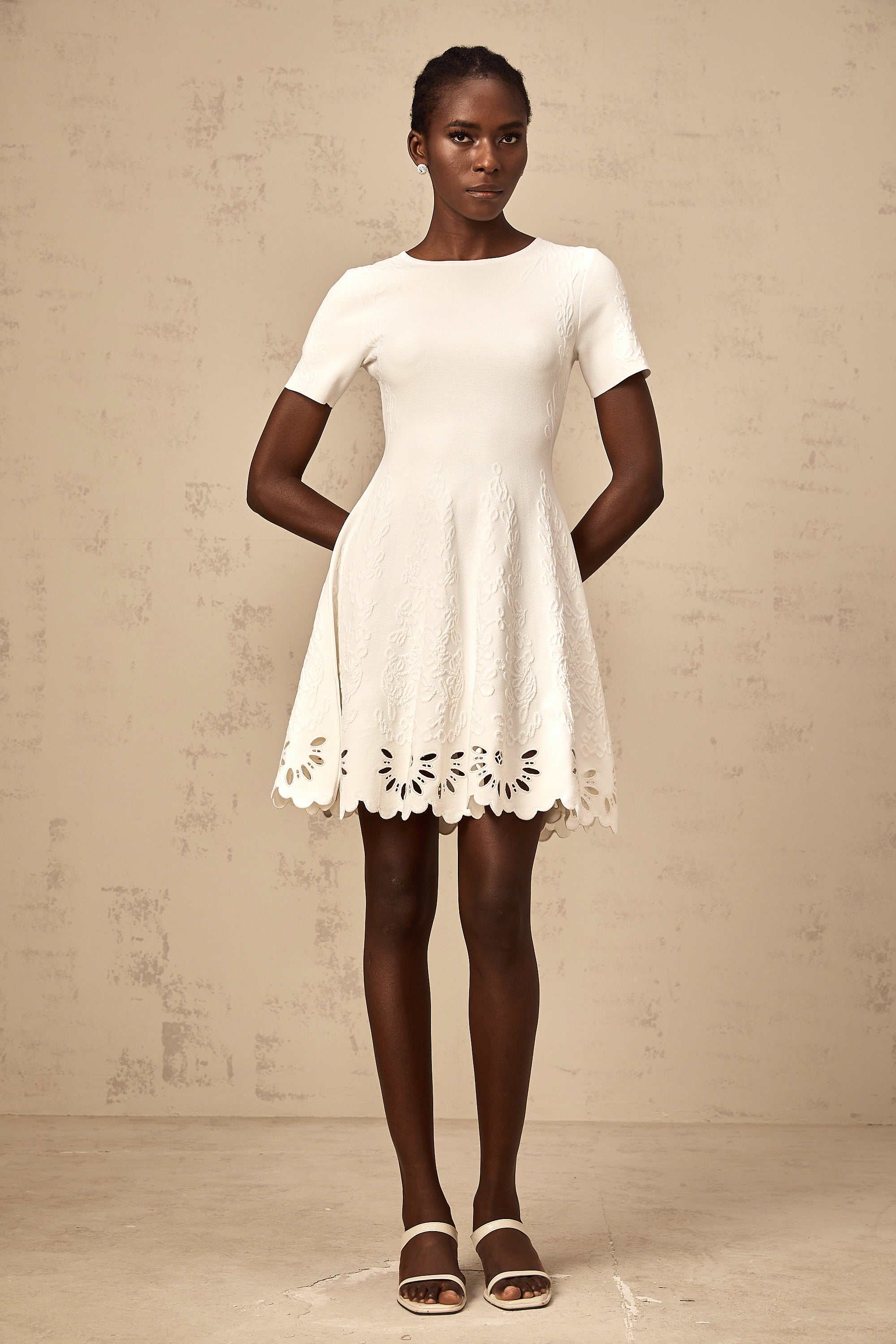 Émilie weißes gestricktes Minikleid mit Cut-outs und Jacquardmuster (Endgültiger Verkauf – nur in den USA)