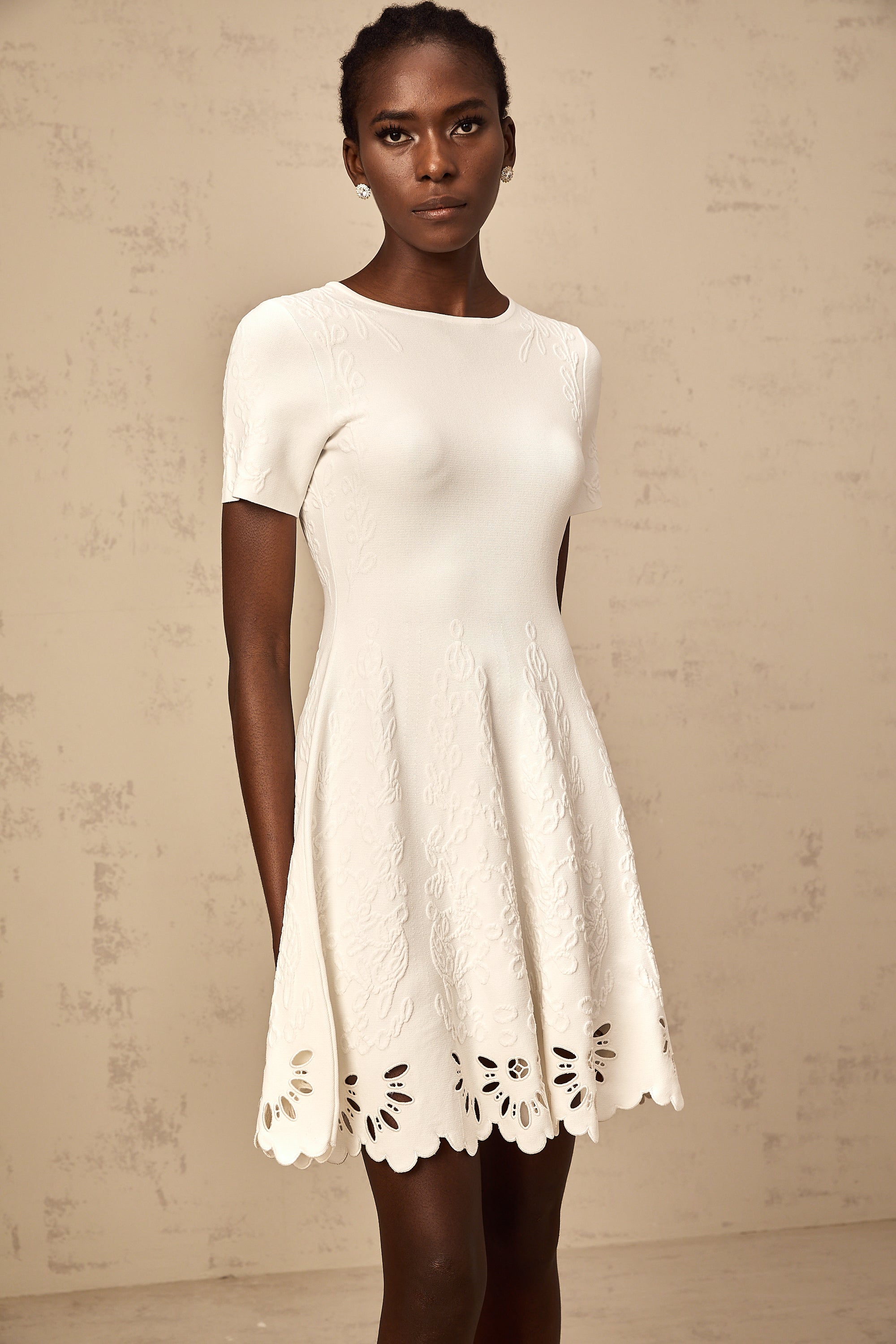 Émilie weißes gestricktes Minikleid mit Cut-outs und Jacquardmuster (Endgültiger Verkauf – nur in den USA)