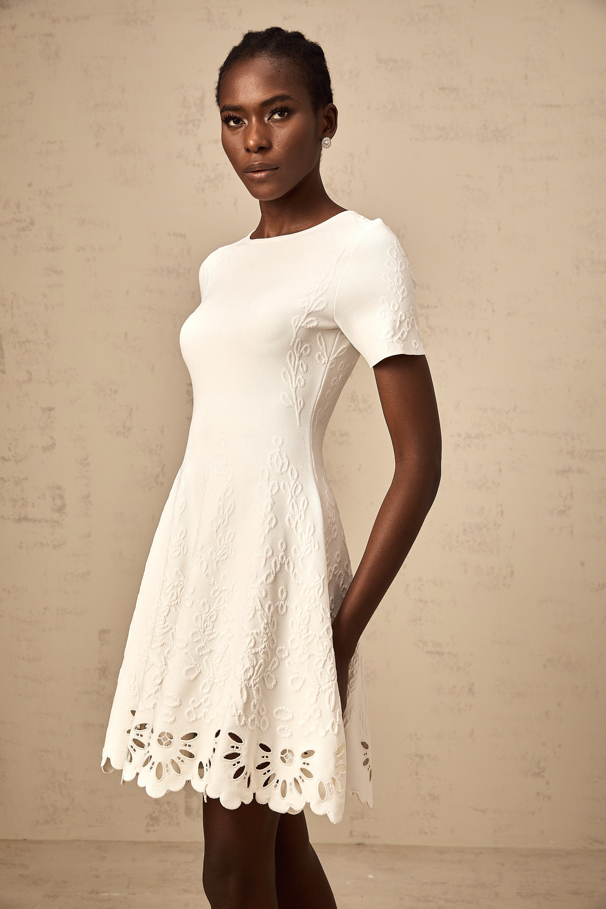 Émilie weißes gestricktes Minikleid mit Cut-outs und Jacquardmuster (Endgültiger Verkauf – nur in den USA)