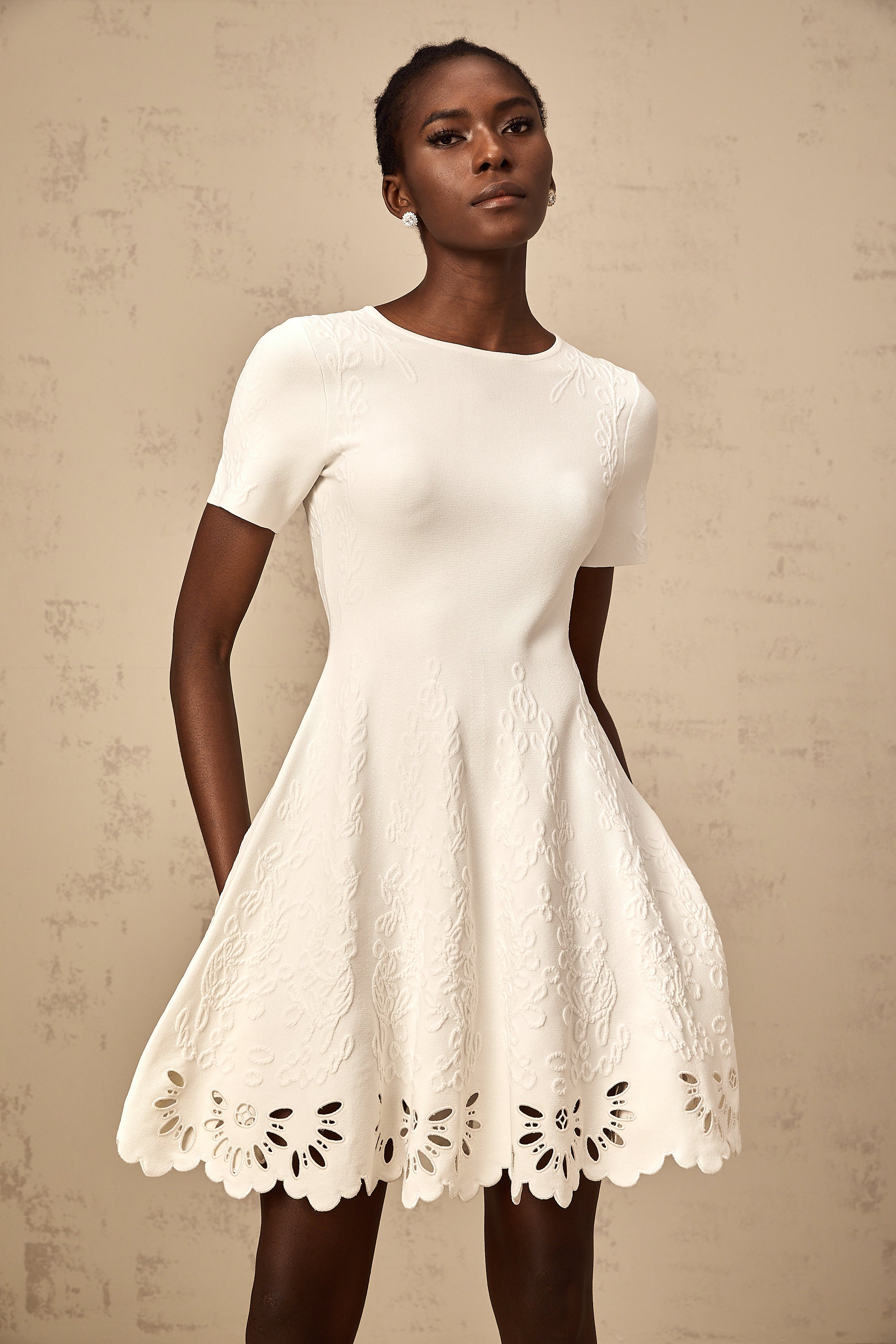 Émilie weißes gestricktes Minikleid mit Cut-outs und Jacquardmuster (Endgültiger Verkauf – nur in den USA)