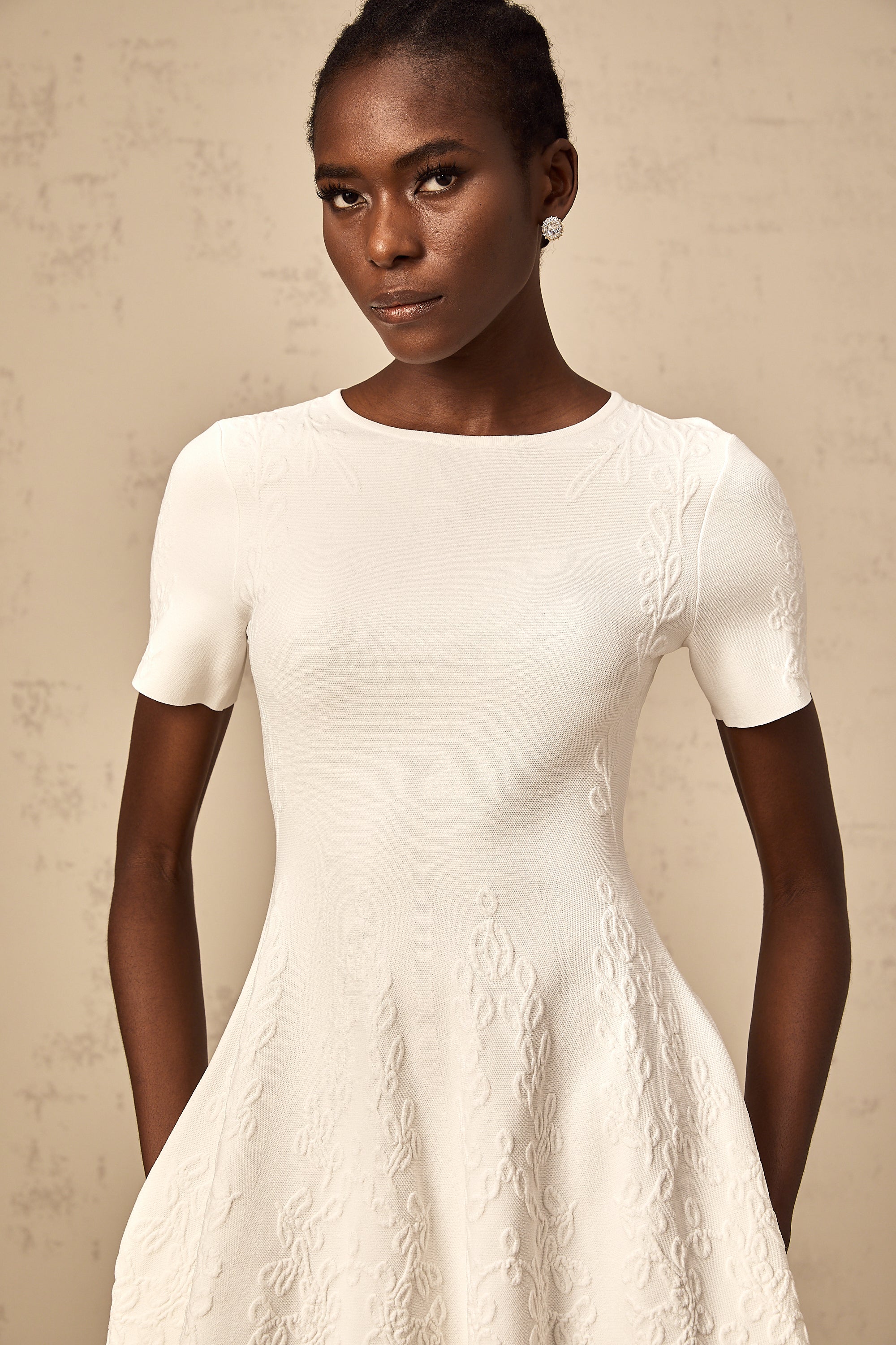 Émilie weißes gestricktes Minikleid mit Cut-outs und Jacquardmuster (Endgültiger Verkauf – nur in den USA)