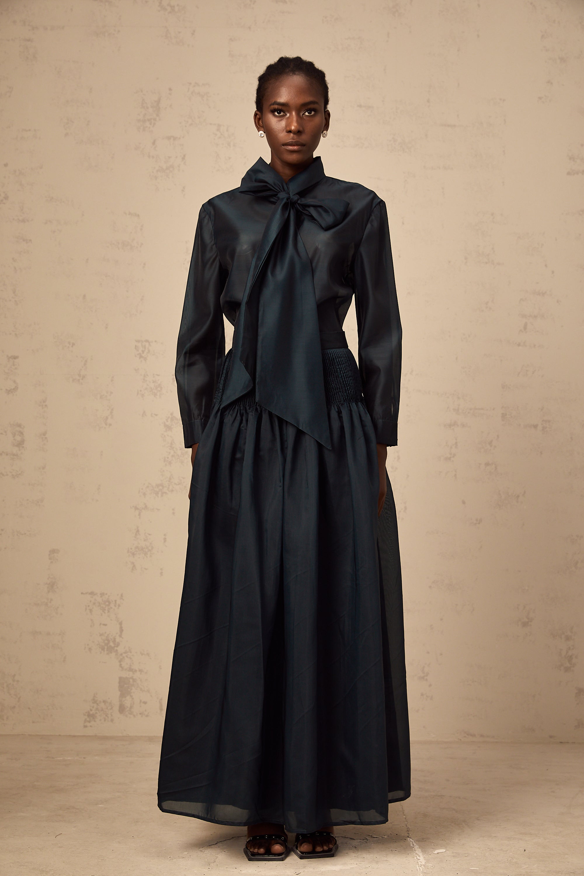 طقم قميص وتنورة متناسقين من زوي برباط عنق أخضر داكن