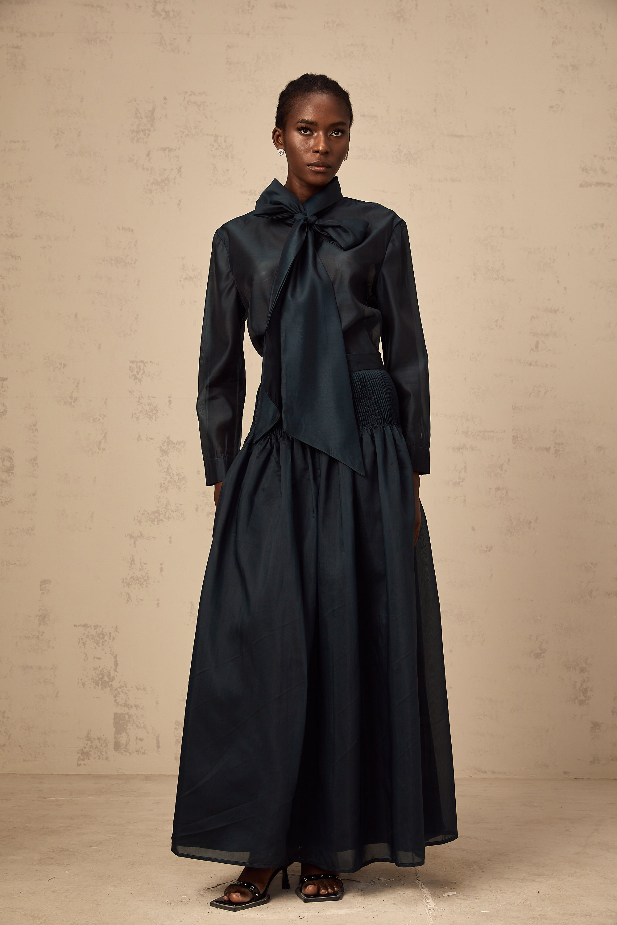 طقم قميص وتنورة متناسقين من زوي برباط عنق أخضر داكن