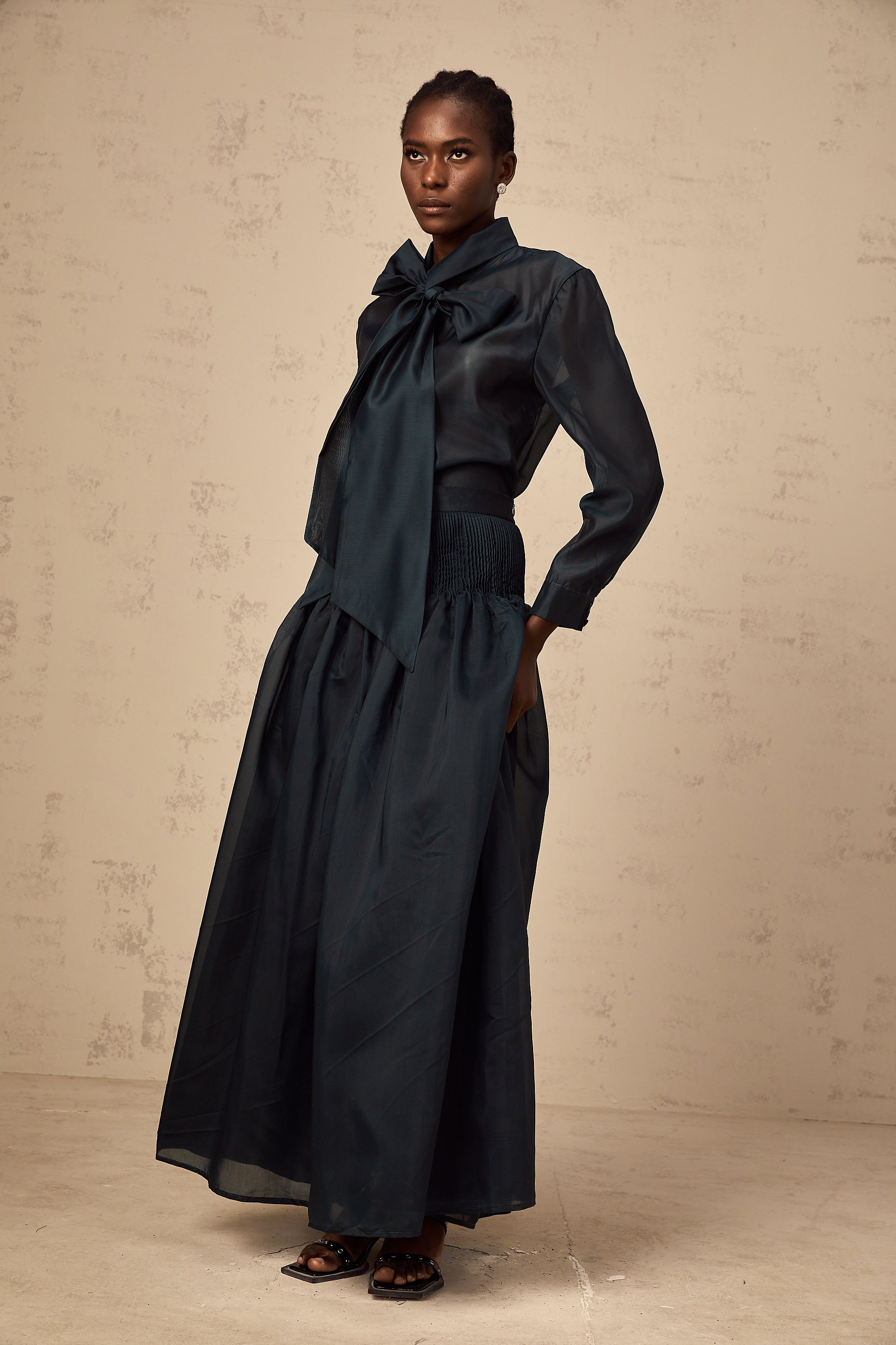 طقم قميص وتنورة متناسقين من زوي برباط عنق أخضر داكن