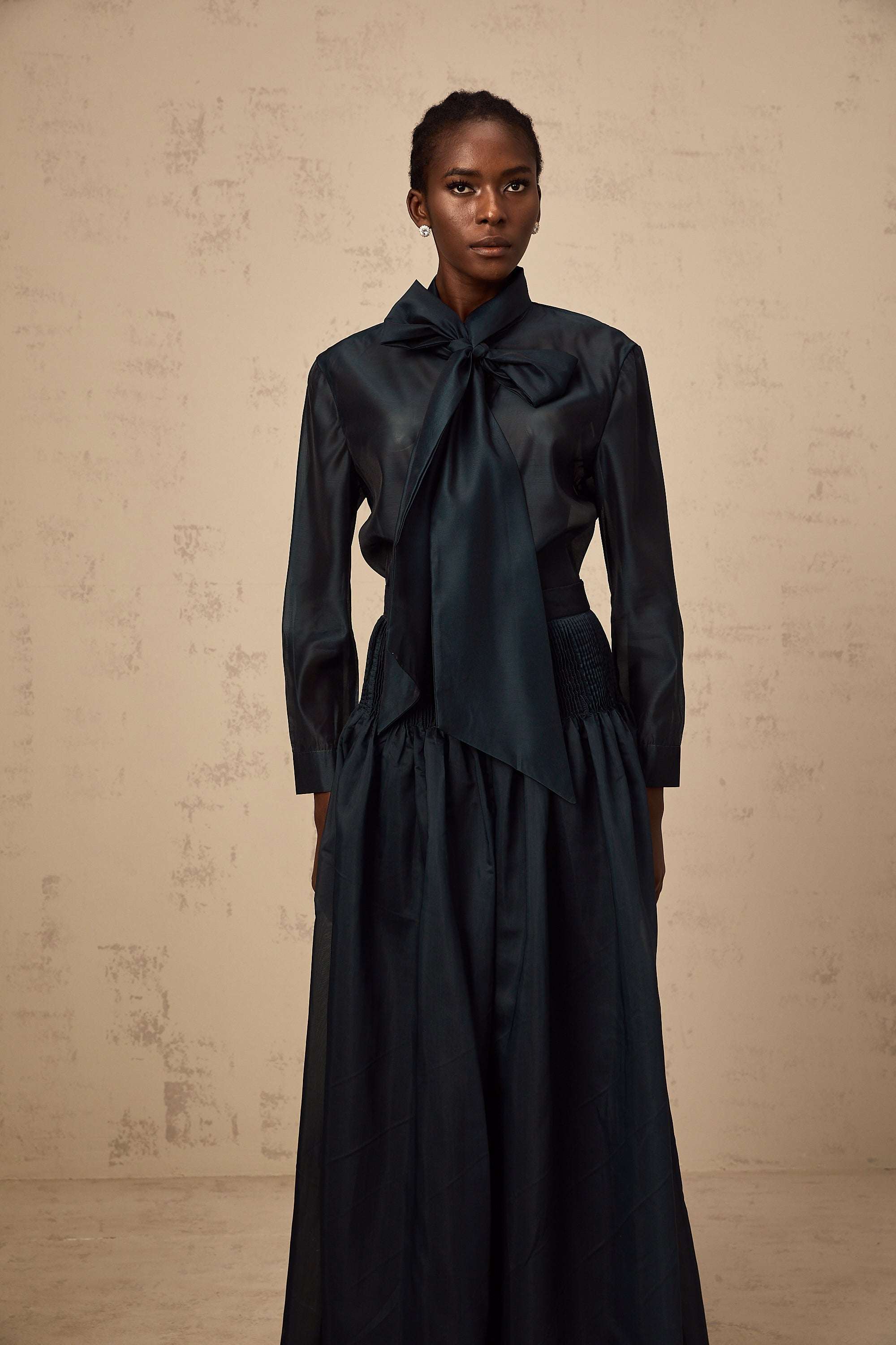 طقم قميص وتنورة متناسقين من زوي برباط عنق أخضر داكن