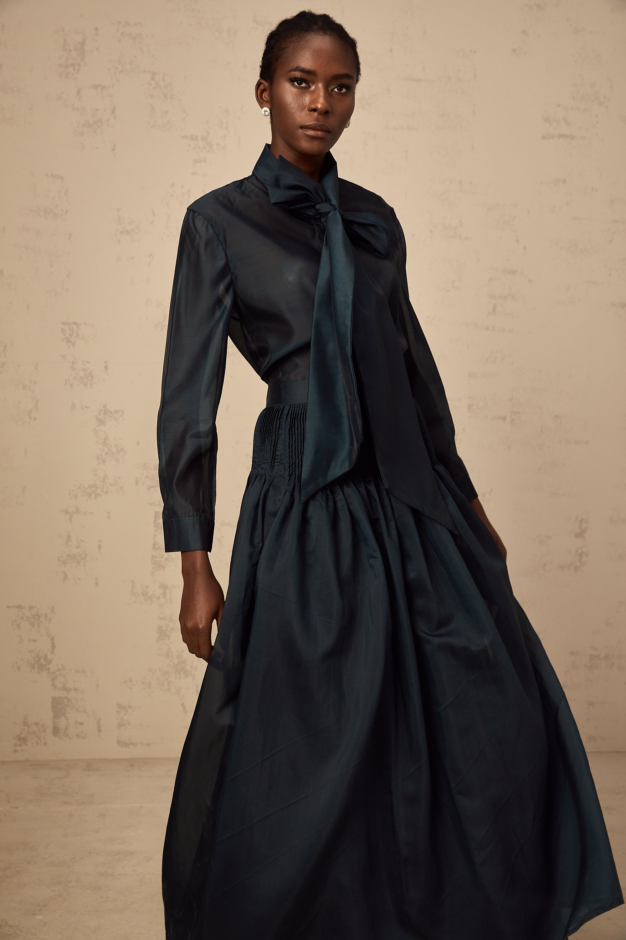 طقم قميص وتنورة متناسقين من زوي برباط عنق أخضر داكن