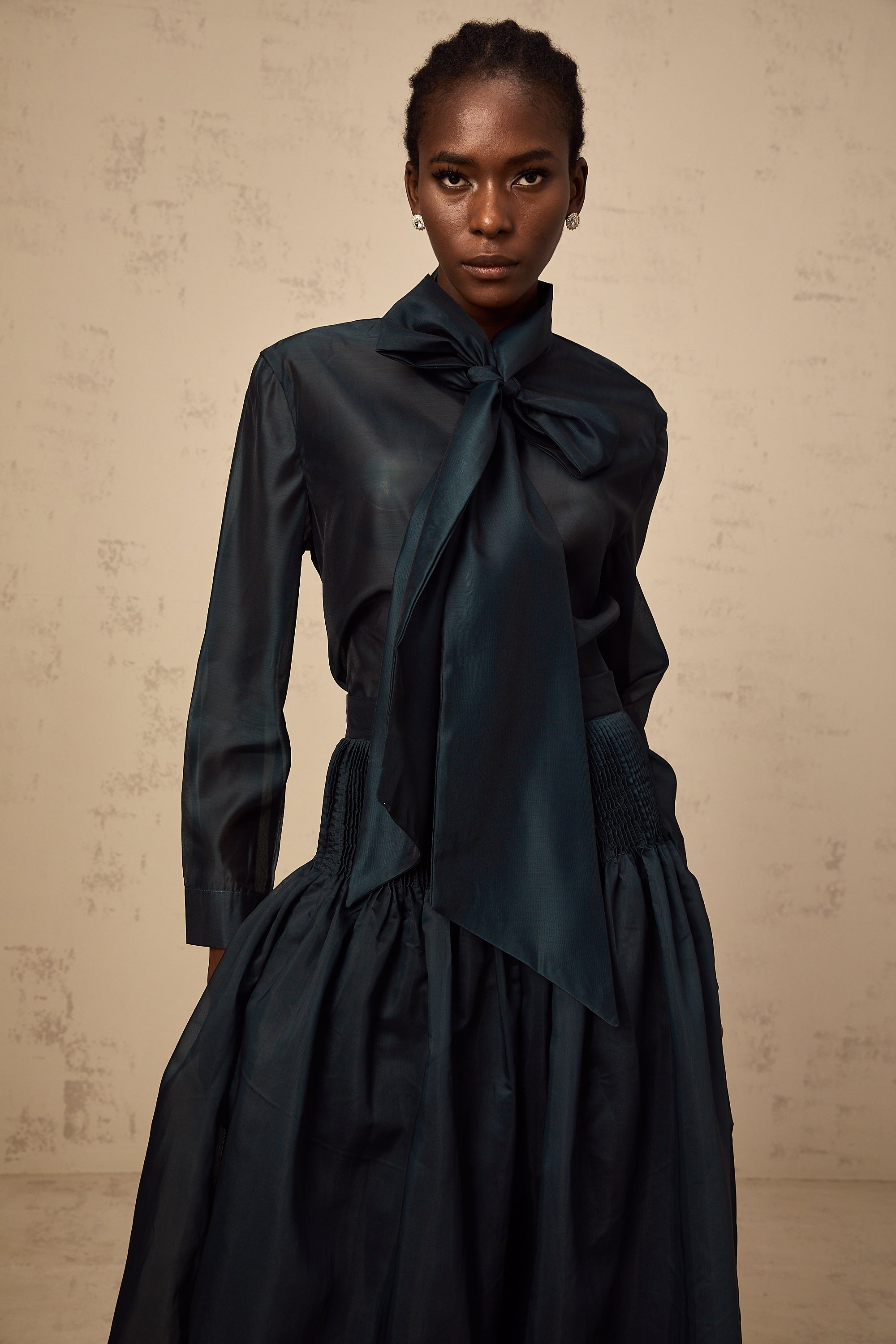 طقم قميص وتنورة متناسقين من زوي برباط عنق أخضر داكن