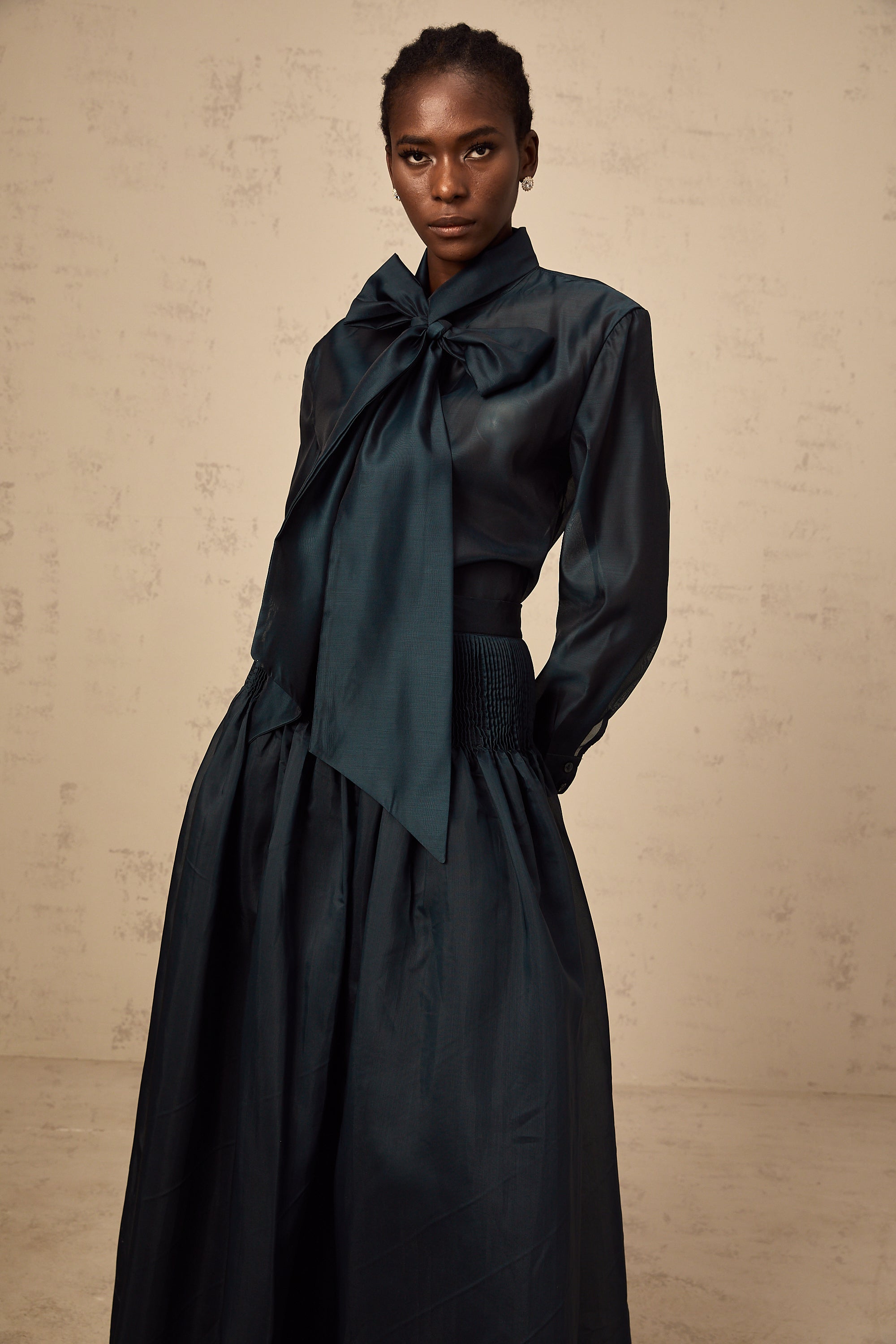 طقم قميص وتنورة متناسقين من زوي برباط عنق أخضر داكن