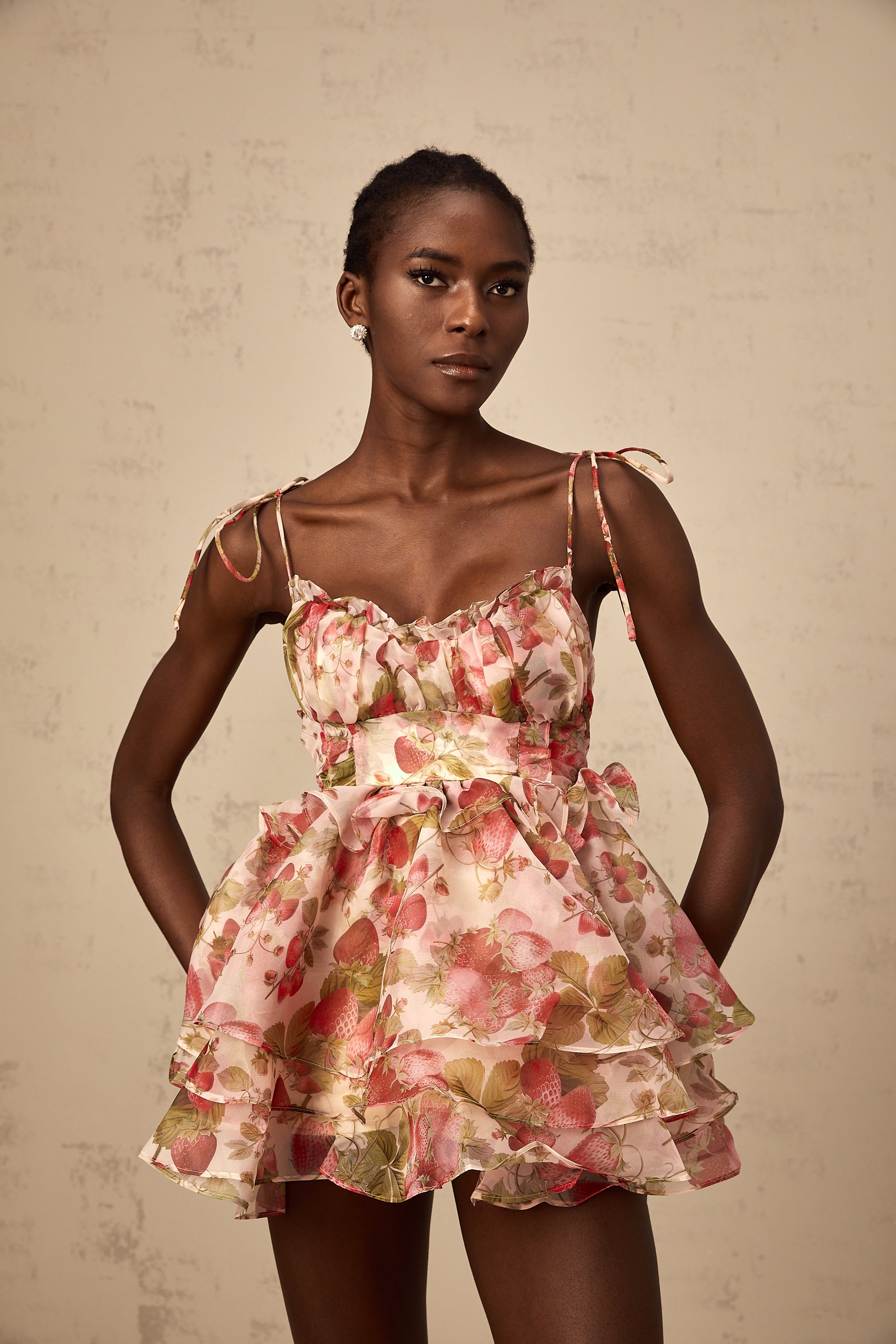 فستان أنجيلي قصير بطبعات الفراولة