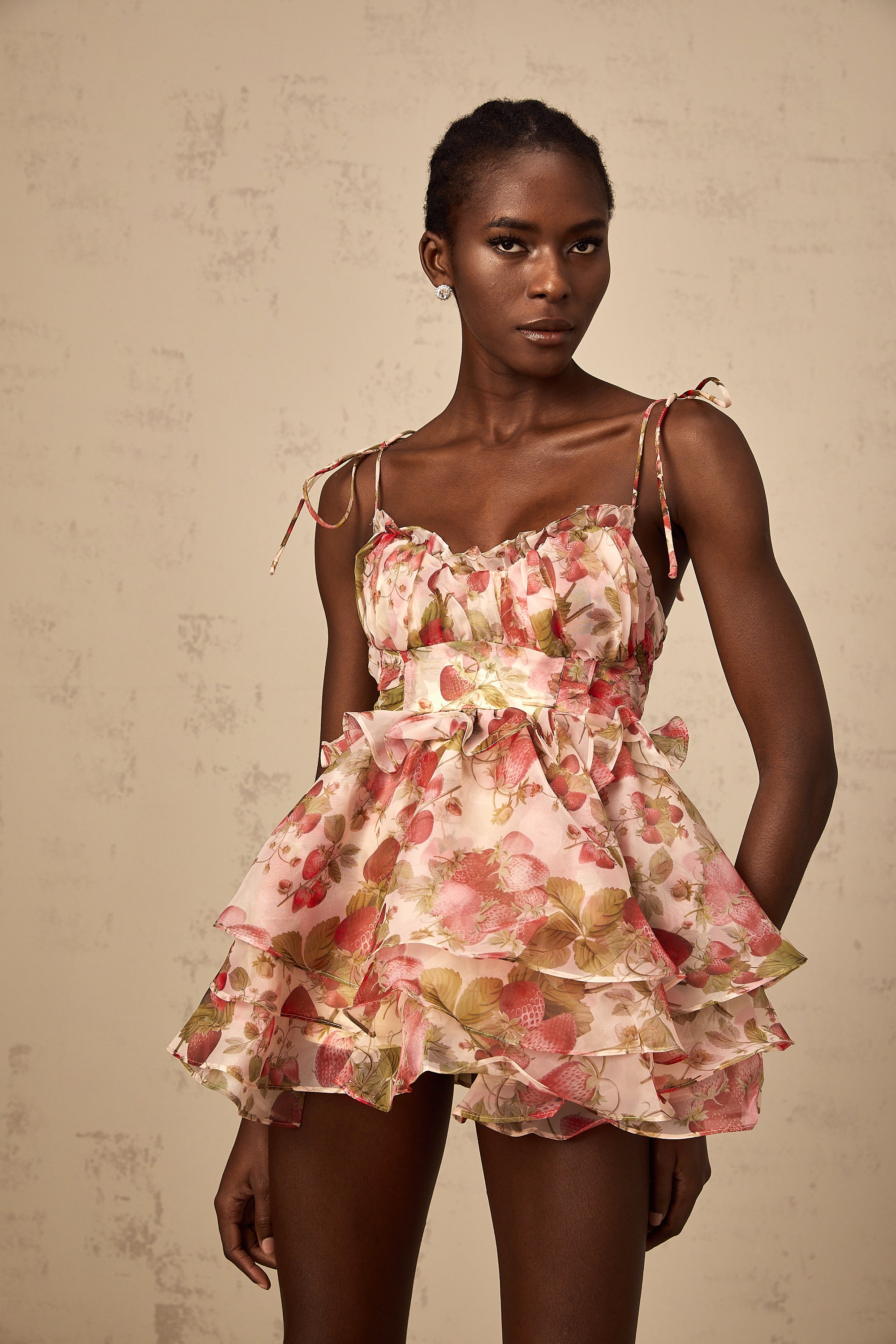 فستان أنجيلي قصير بطبعات الفراولة