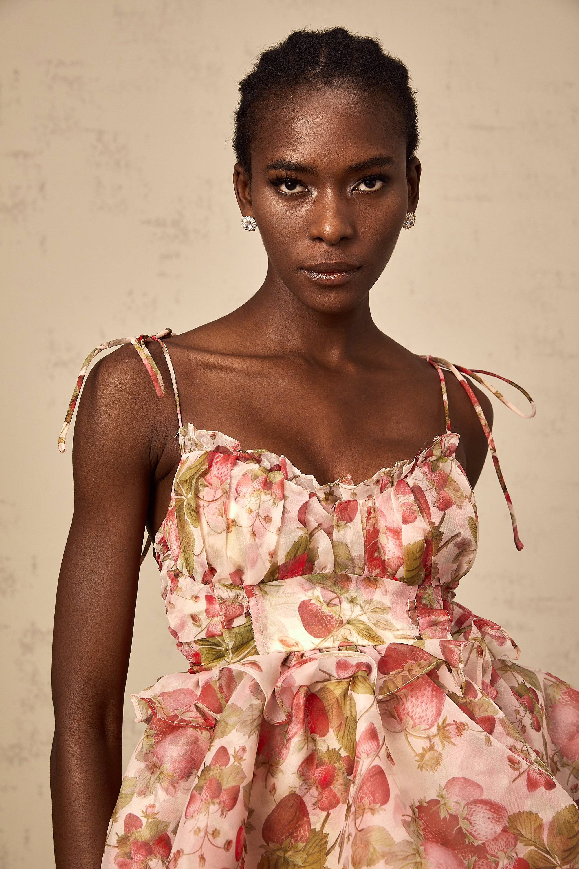 فستان أنجيلي قصير بطبعات الفراولة