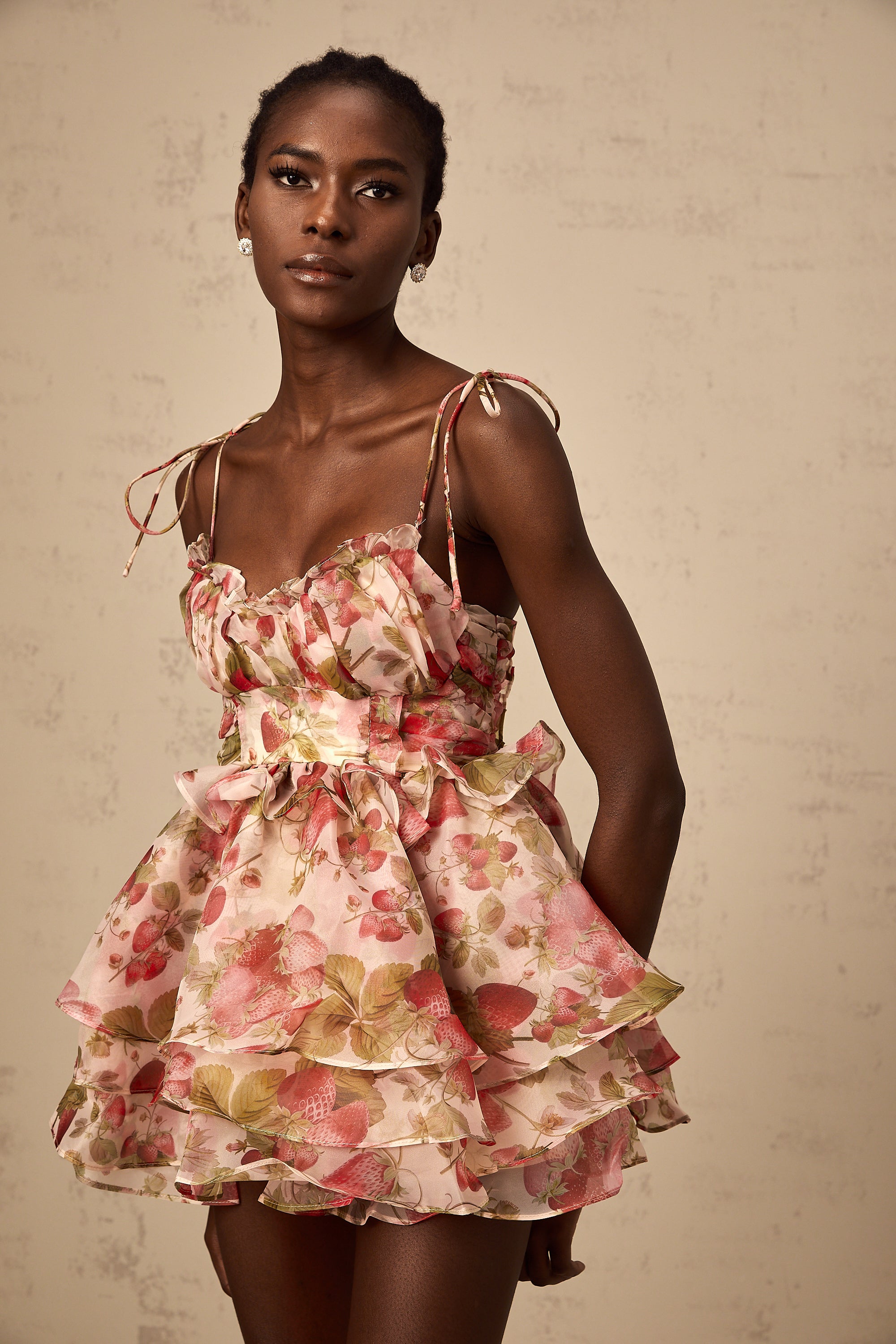 فستان أنجيلي قصير بطبعات الفراولة