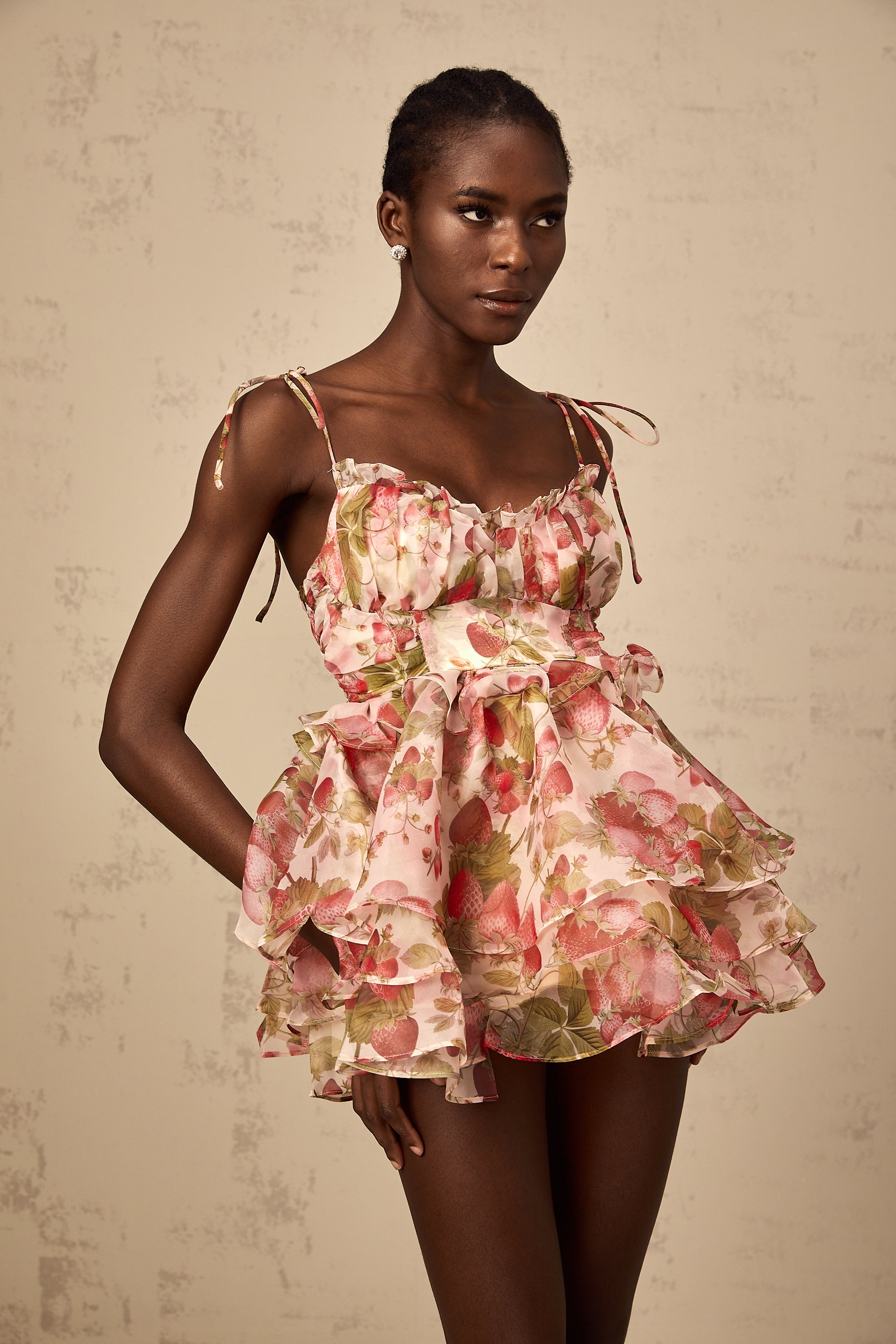 فستان أنجيلي قصير بطبعات الفراولة