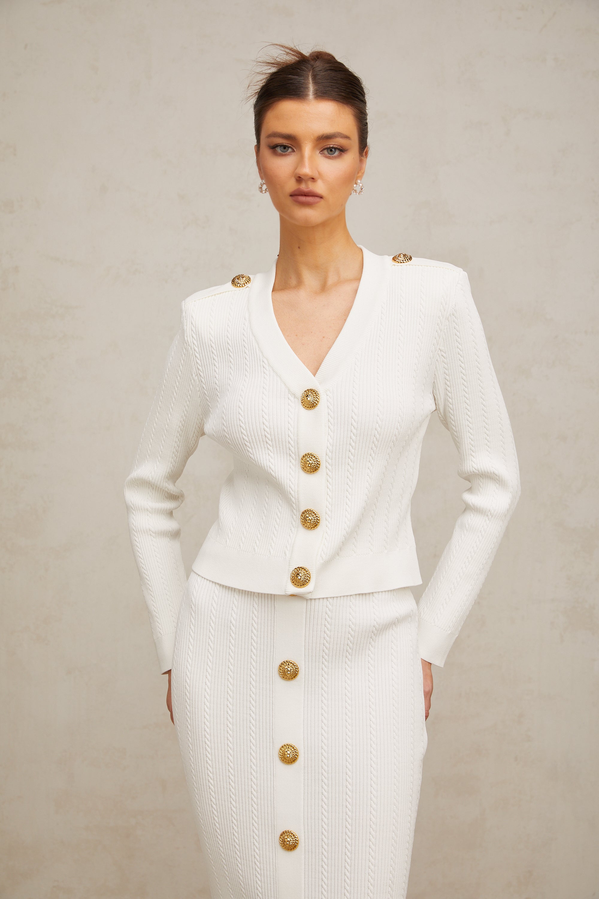 طقم سترة وتنورة متناسقة من Quirine باللون الأبيض