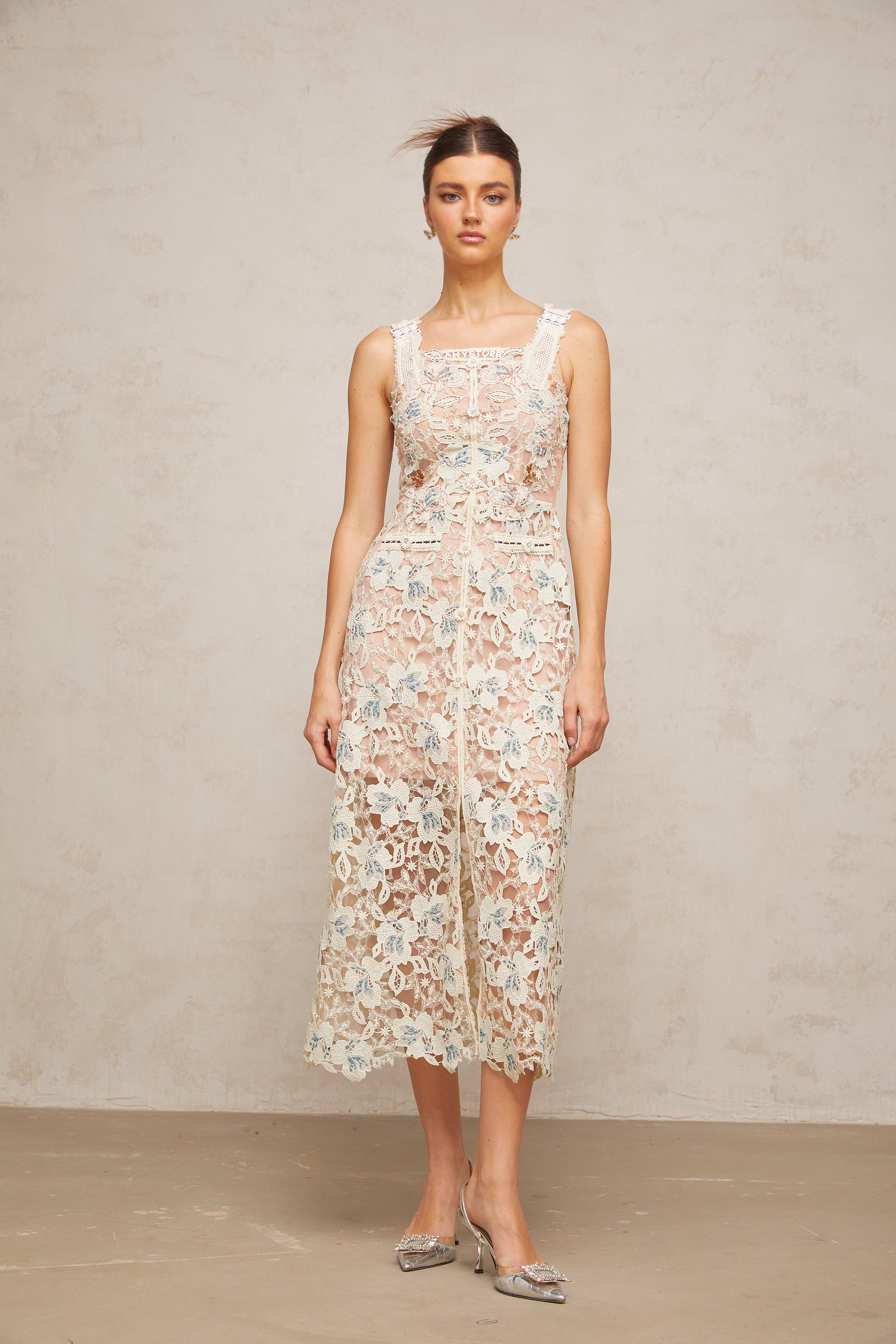 فستان روكسان الأبيض متوسط الطول بقصة A مع دانتيل زهري