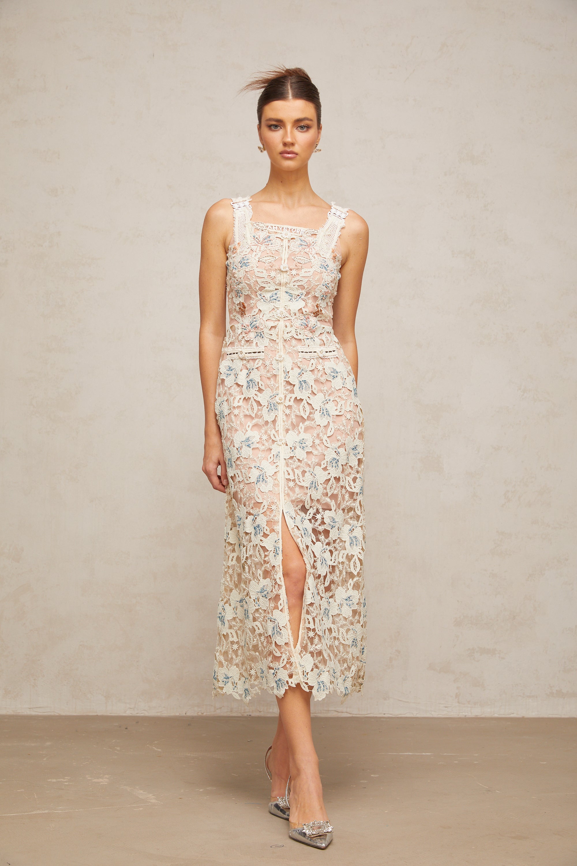 فستان روكسان الأبيض متوسط الطول بقصة A مع دانتيل زهري