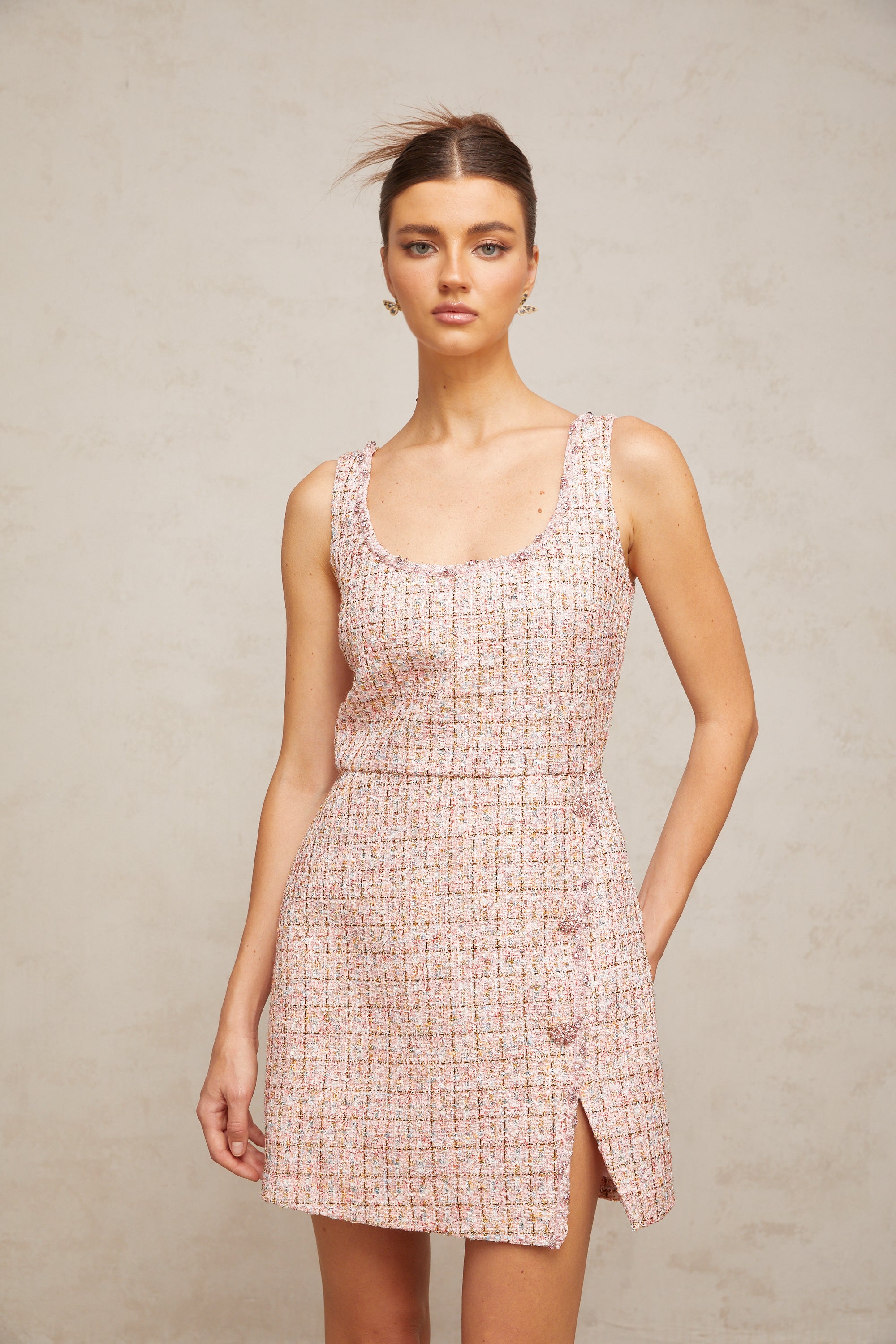 فستان قصير من التويد المزين باللون الوردي من Aoife