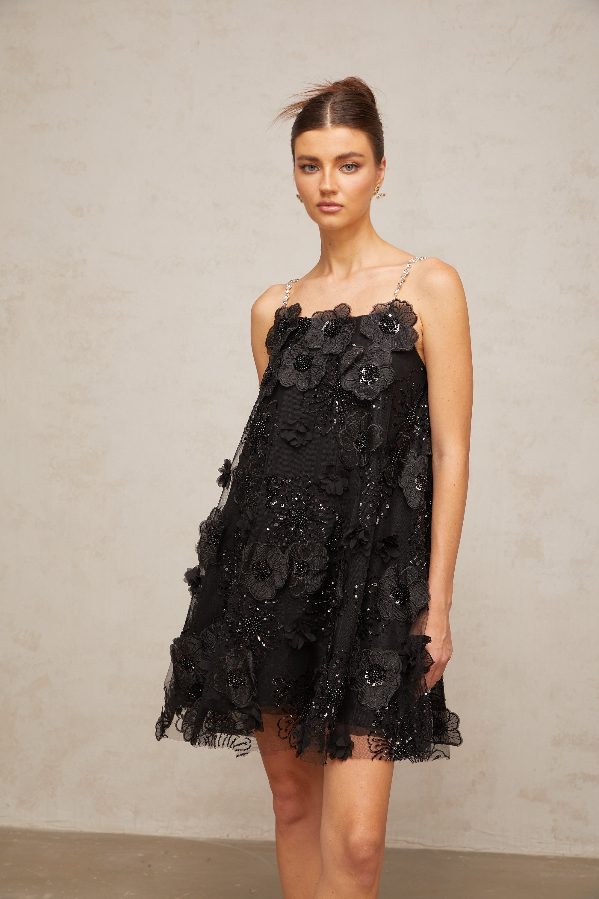 فستان سوزيت قصير مزين بالكريستال باللون الأسود