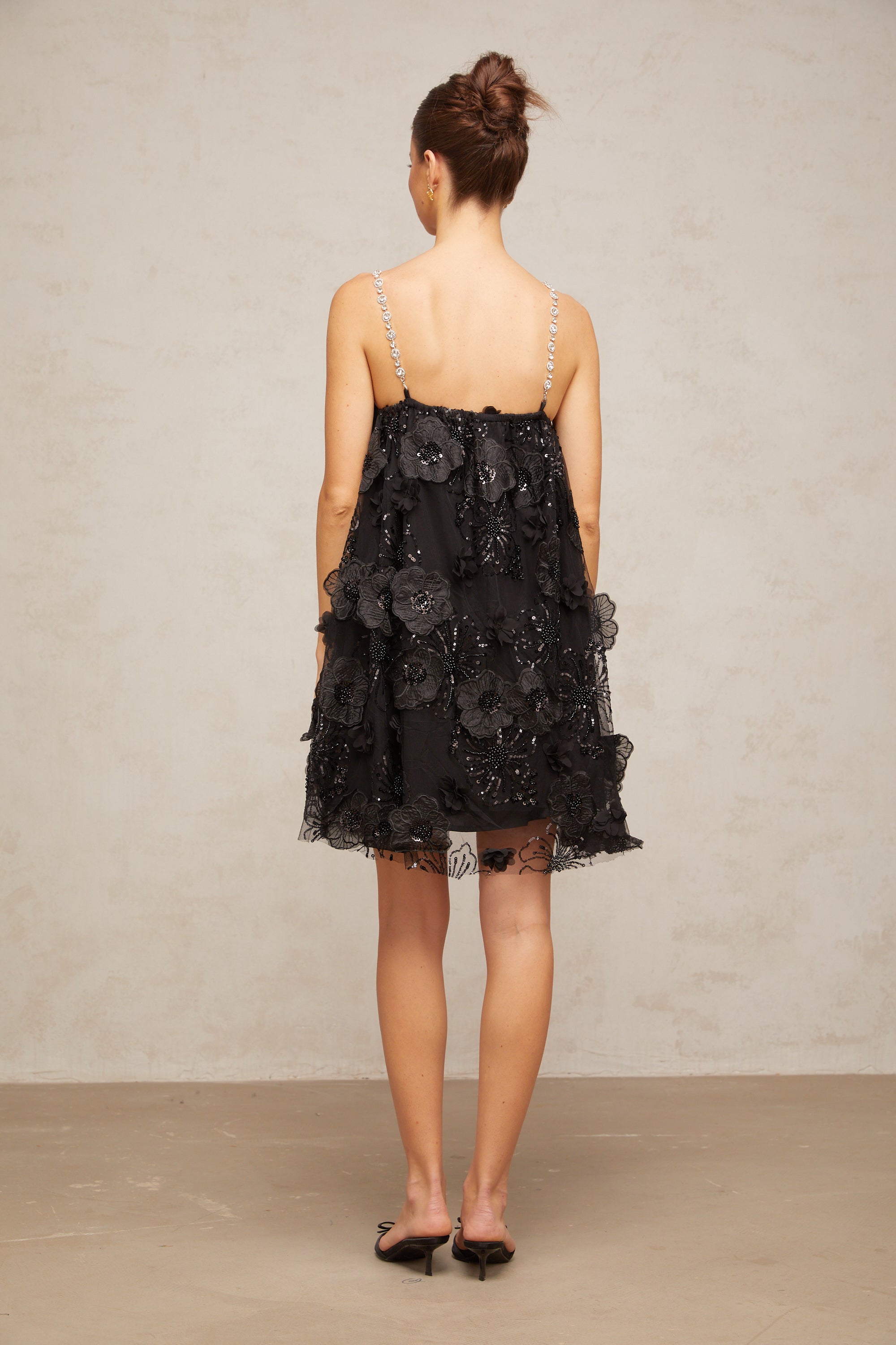 فستان سوزيت قصير مزين بالكريستال باللون الأسود