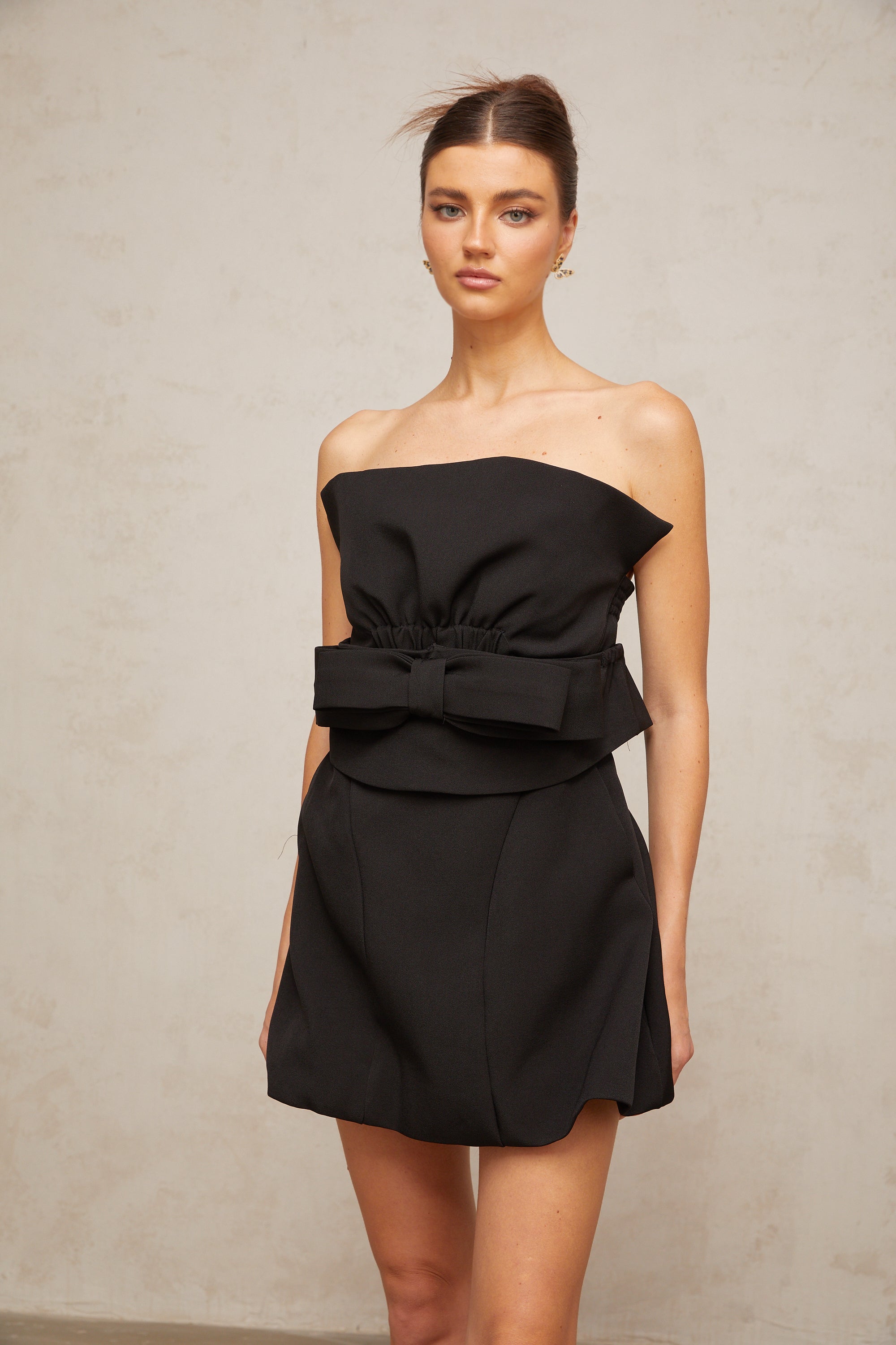 فستان كاريبي قصير أسود مكشوف الكتفين مع فيونكة