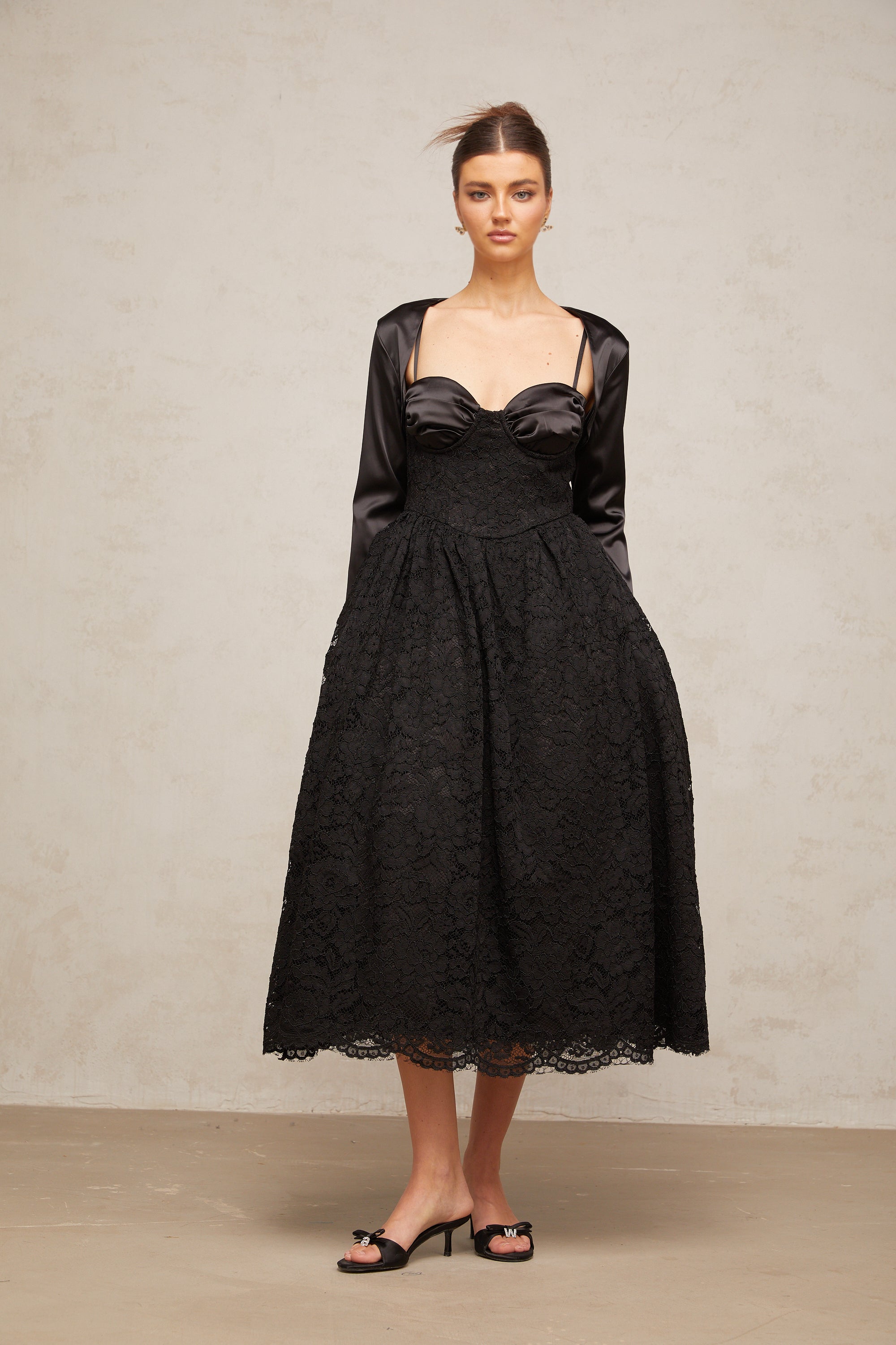 طقم سيدوني مكون من بلوزة وفستان مزين بالزهور باللون الأسود