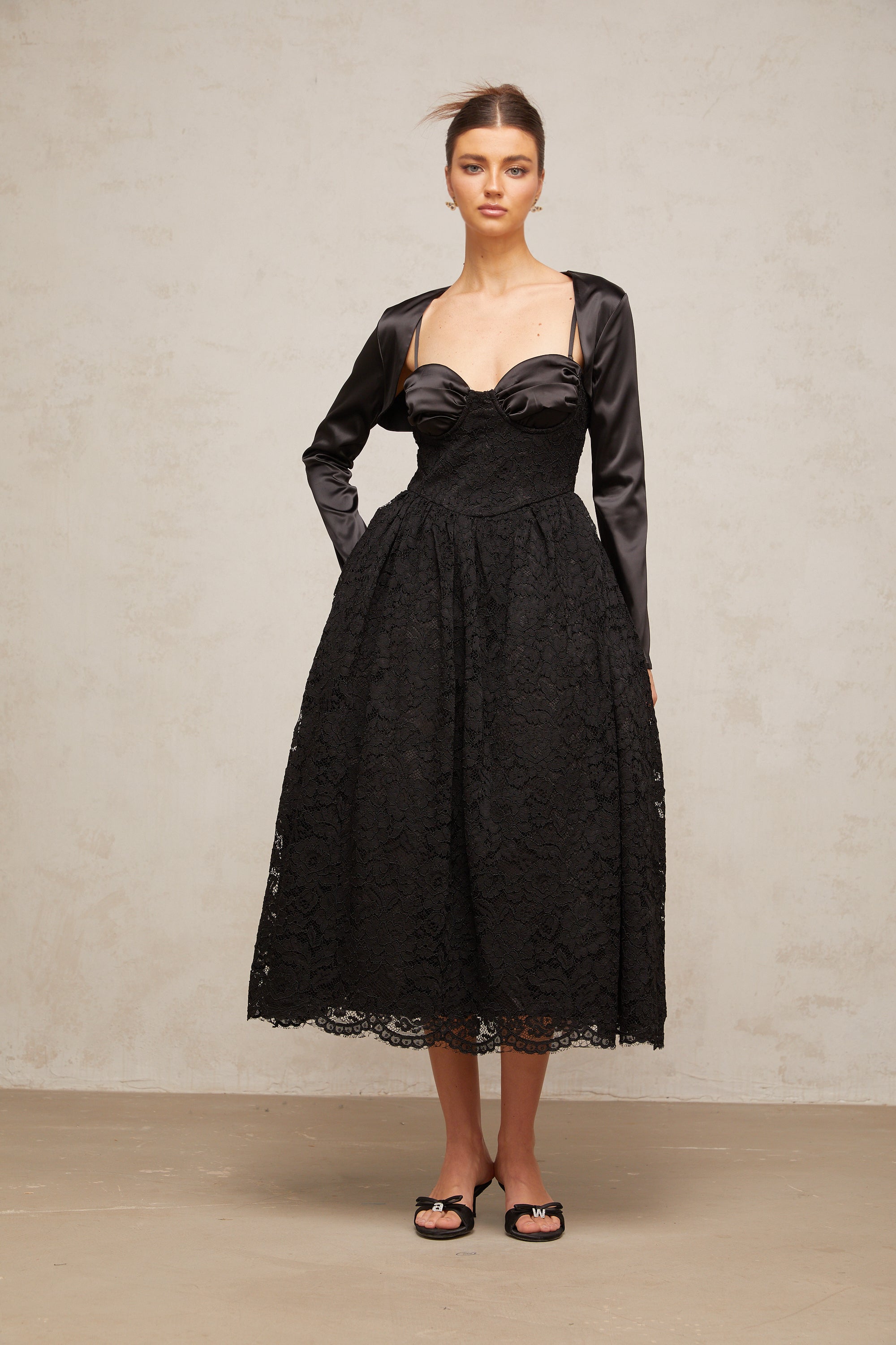 طقم سيدوني مكون من بلوزة وفستان مزين بالزهور باللون الأسود