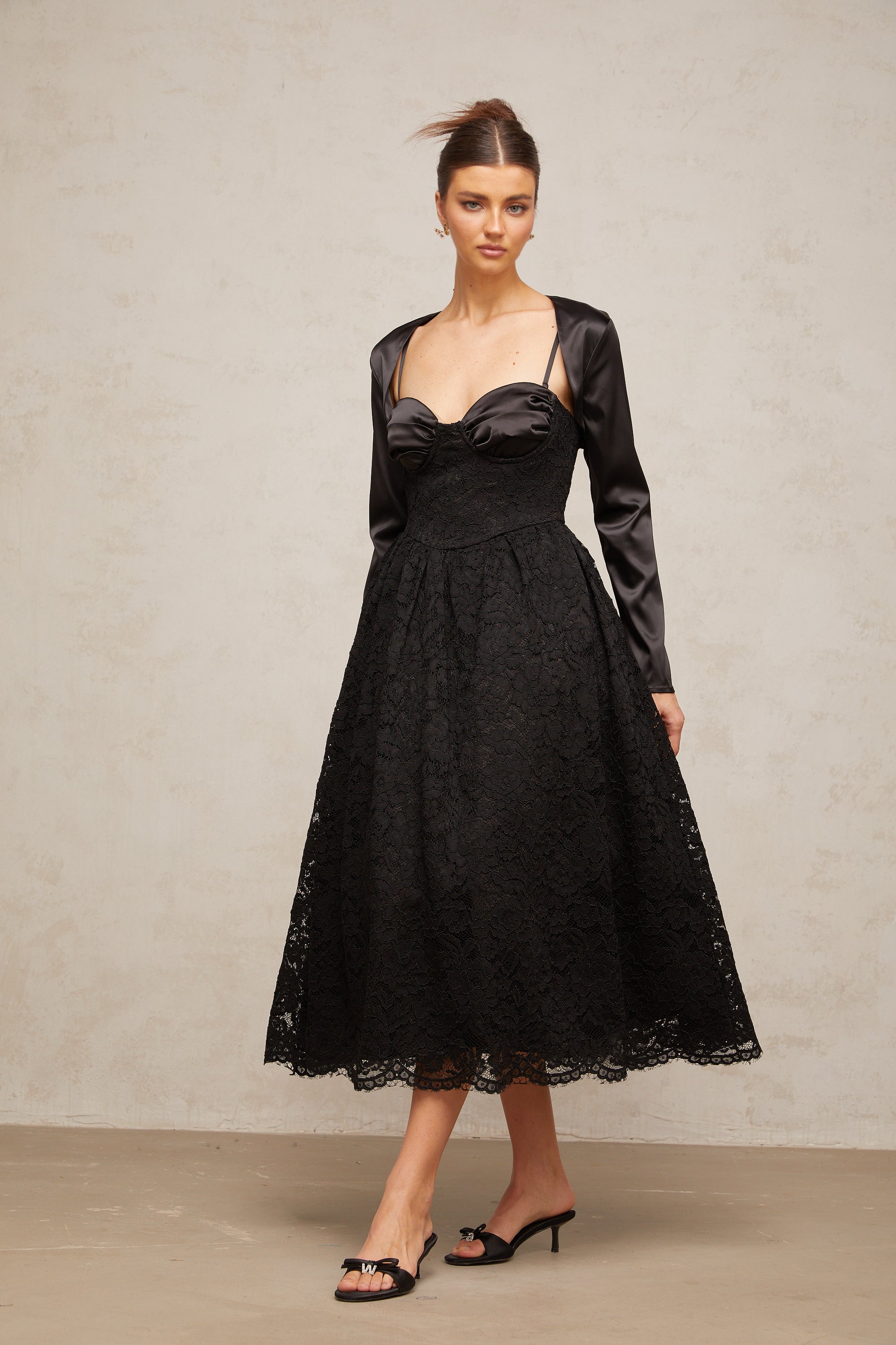 طقم سيدوني مكون من بلوزة وفستان مزين بالزهور باللون الأسود