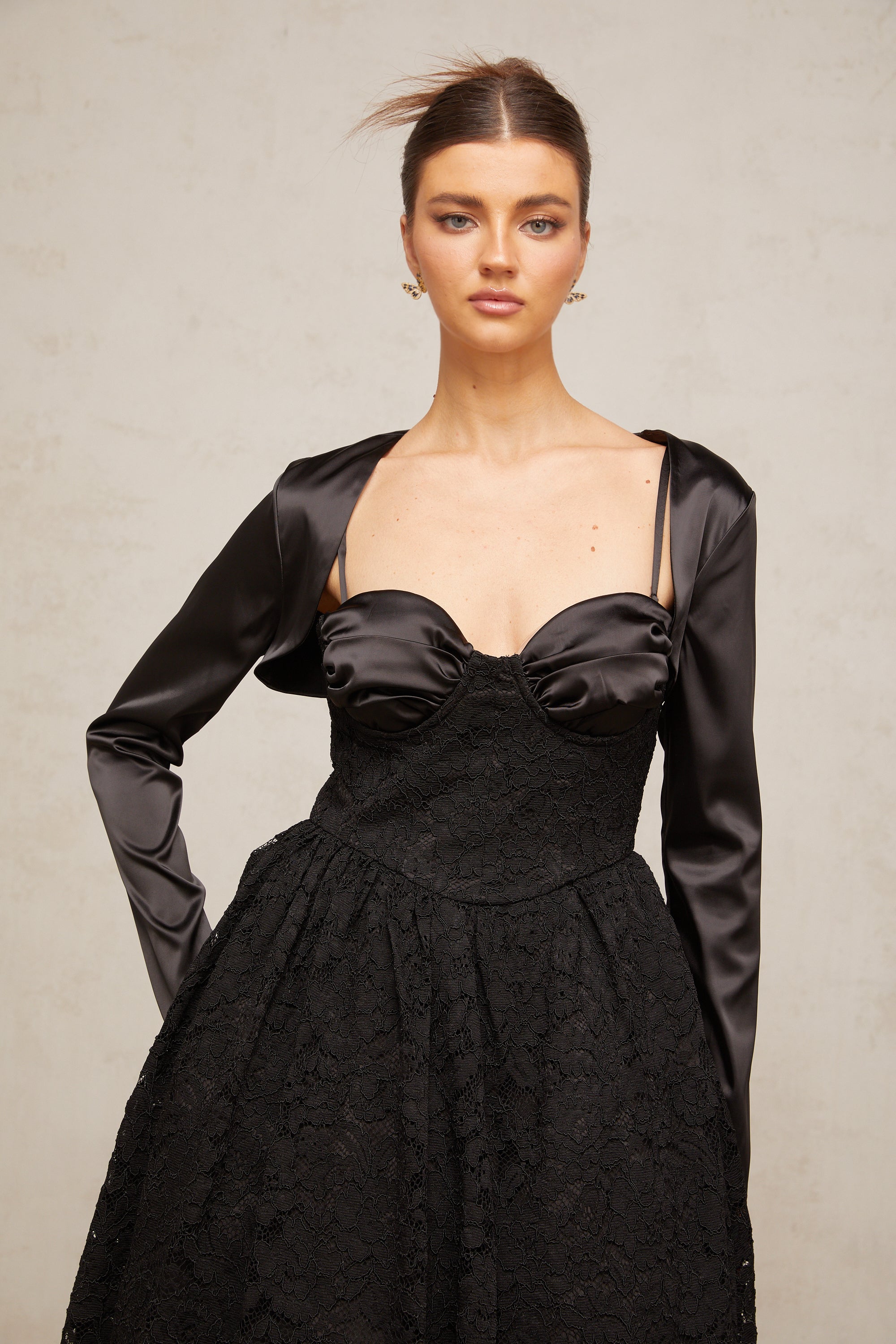 طقم سيدوني مكون من بلوزة وفستان مزين بالزهور باللون الأسود