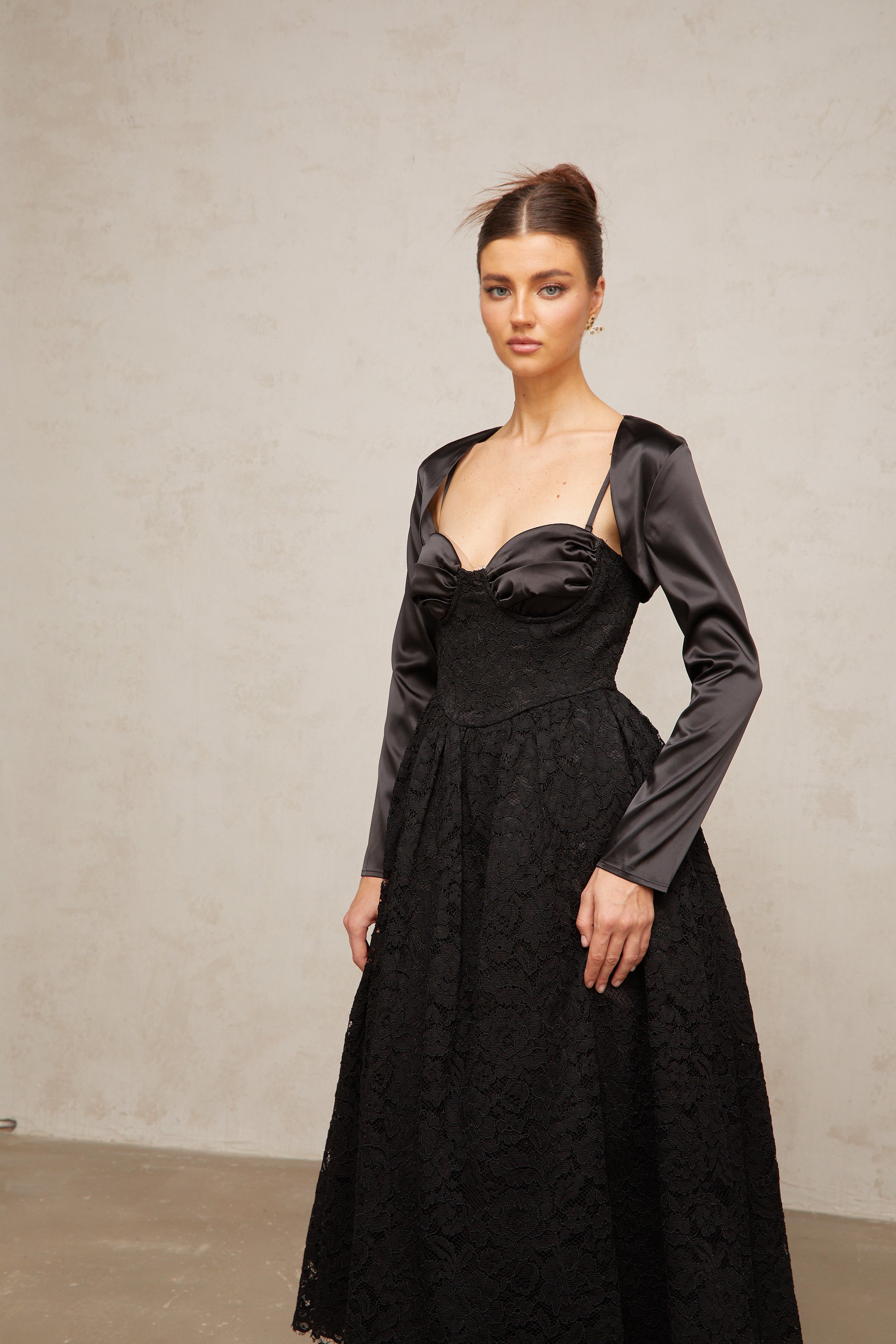 طقم سيدوني مكون من بلوزة وفستان مزين بالزهور باللون الأسود