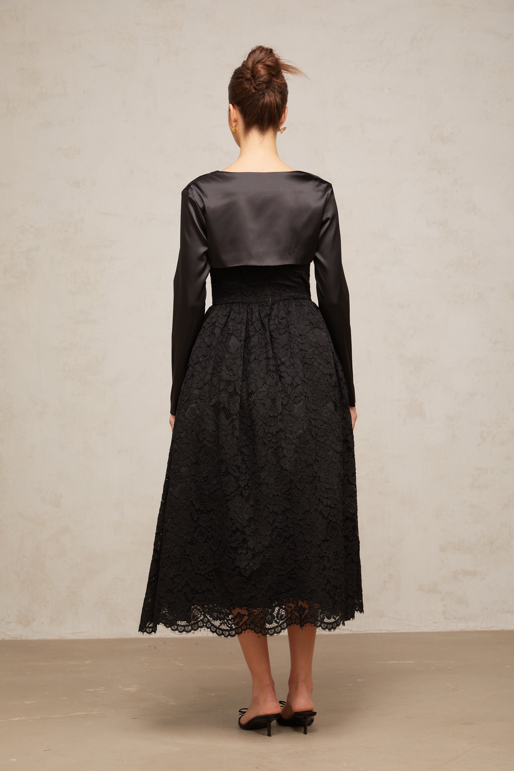 طقم سيدوني مكون من بلوزة وفستان مزين بالزهور باللون الأسود