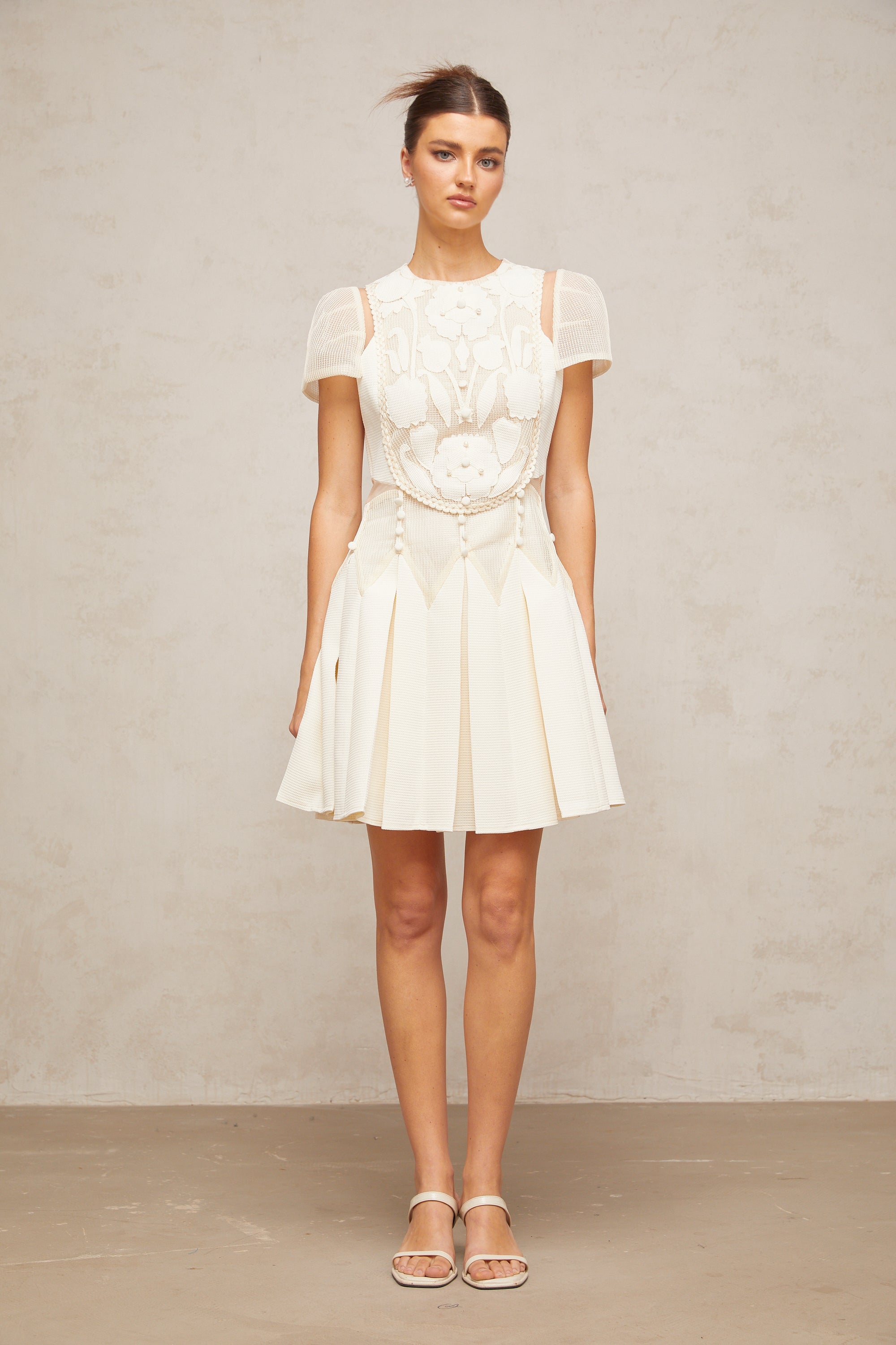 فستان مايل الأبيض القصير المطرز بالزهور