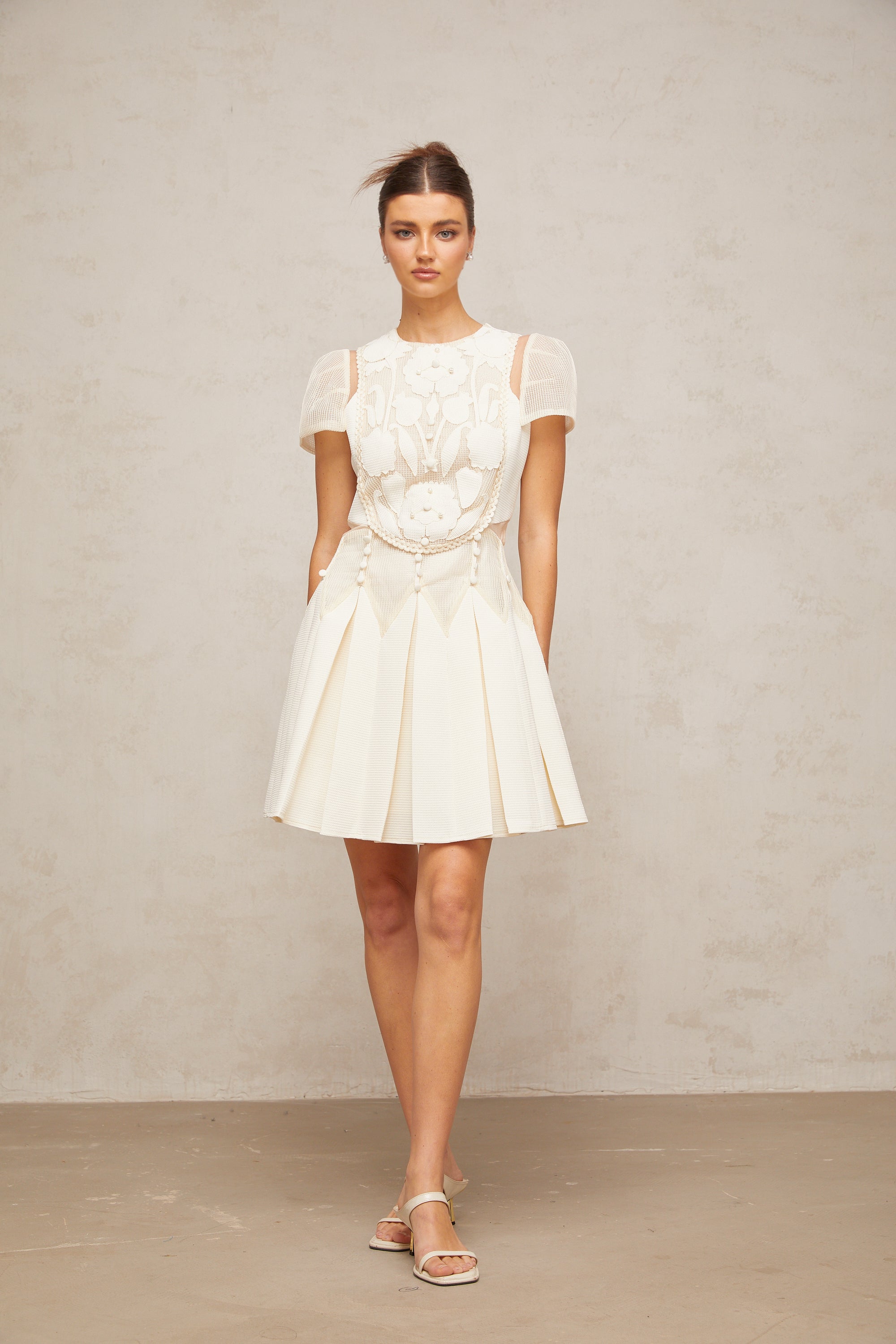 فستان مايل الأبيض القصير المطرز بالزهور