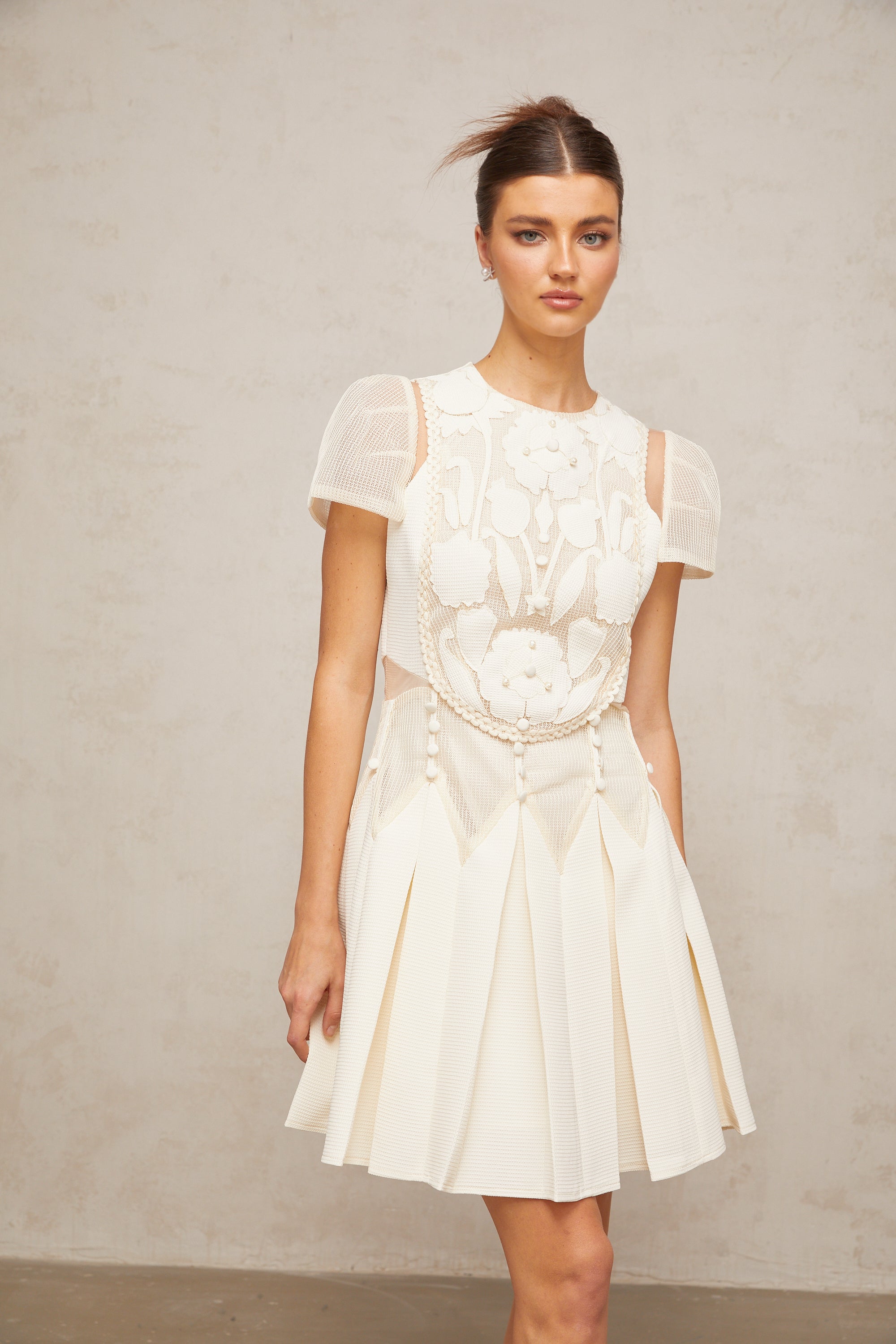 فستان مايل الأبيض القصير المطرز بالزهور