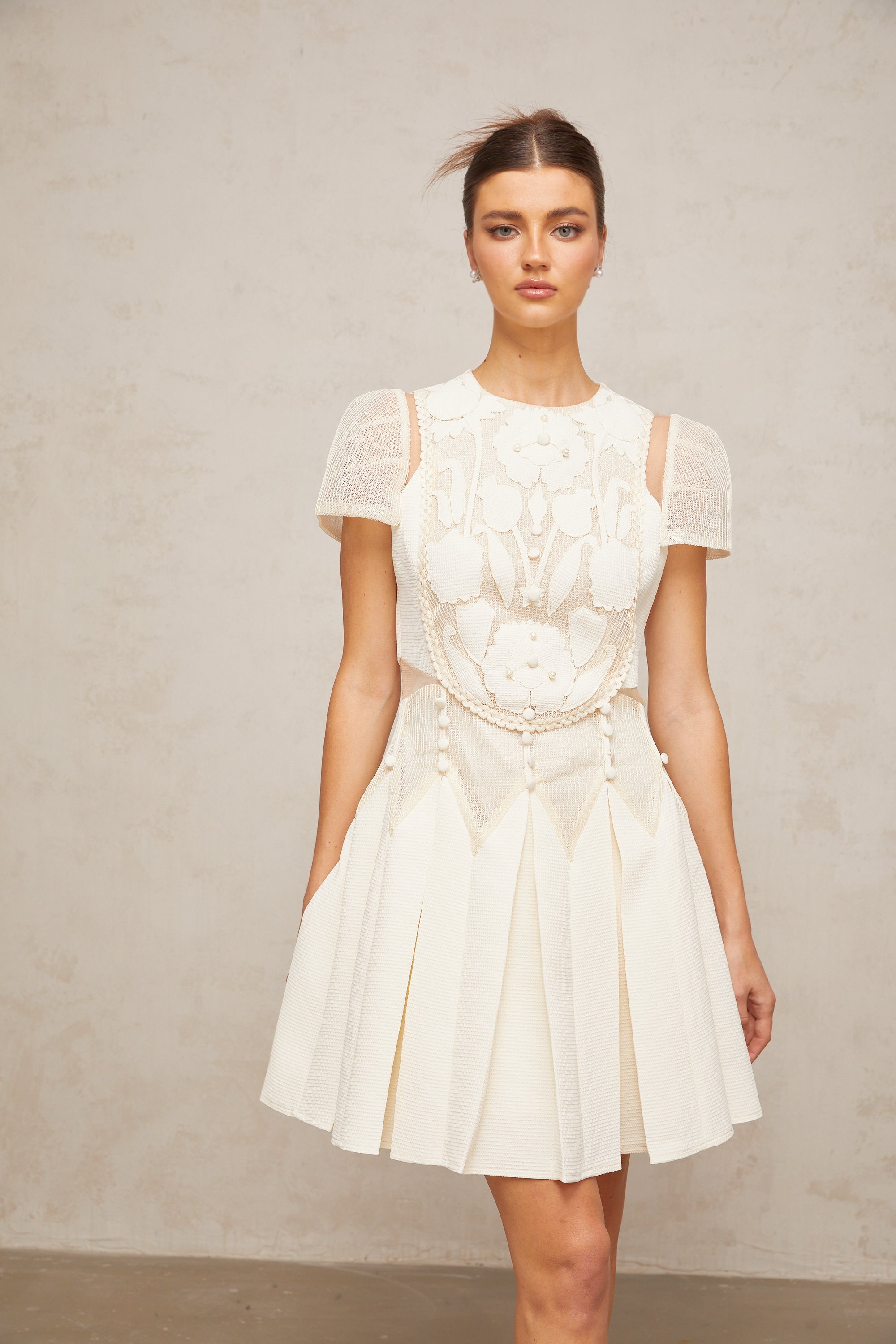 فستان مايل الأبيض القصير المطرز بالزهور