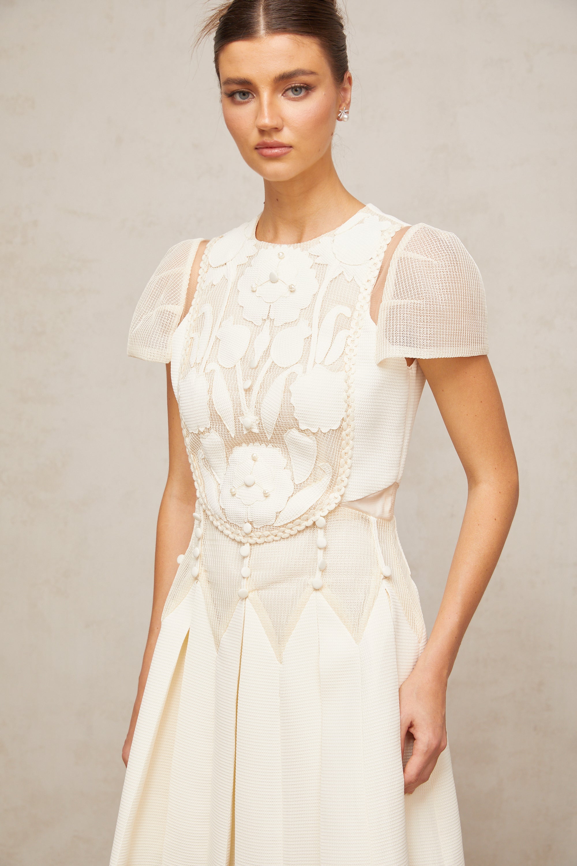 فستان مايل الأبيض القصير المطرز بالزهور