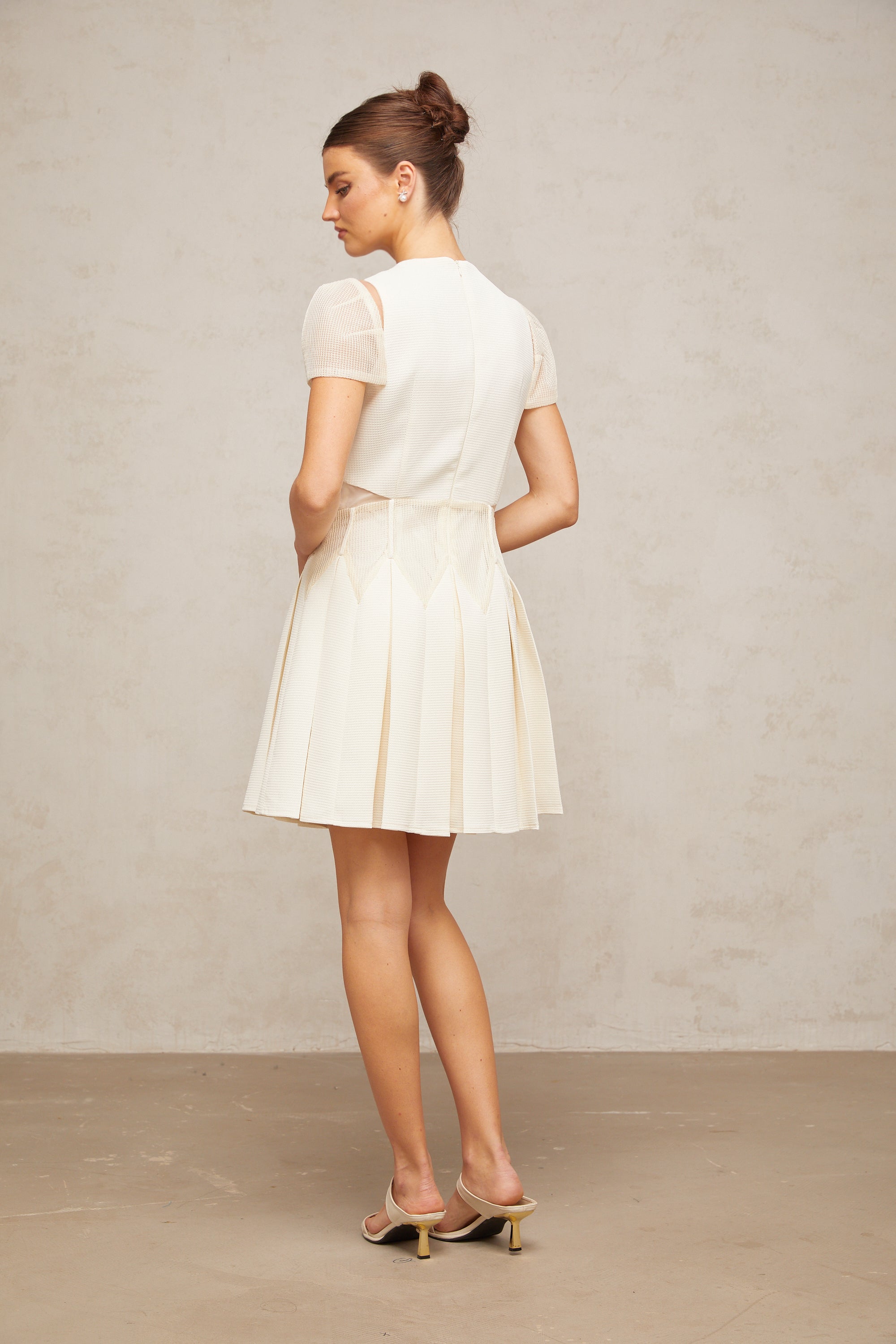 فستان مايل الأبيض القصير المطرز بالزهور