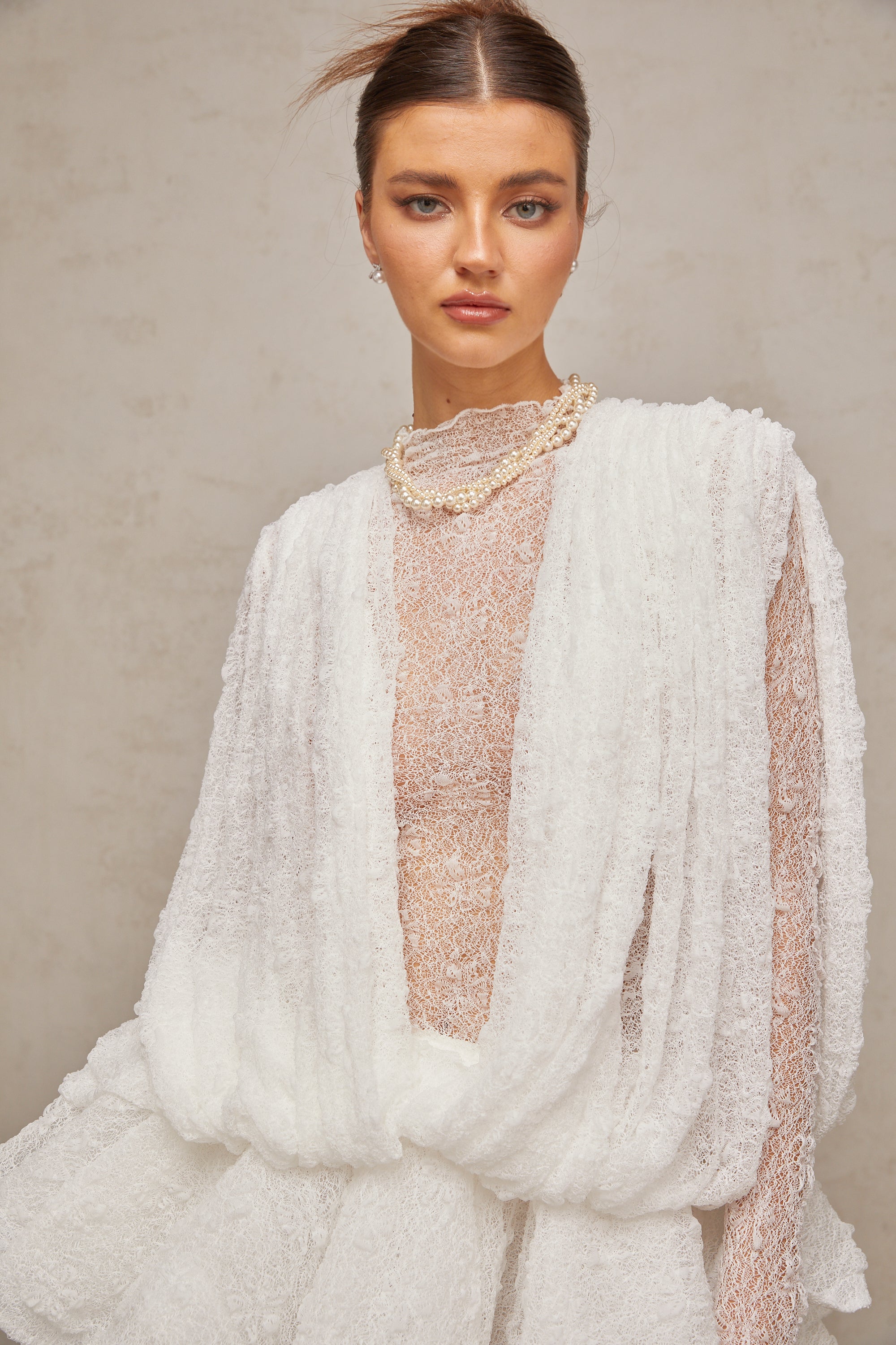 طقم مكون من بلوزة وشورت وفستان أبيض شبه شفاف من إيزولين